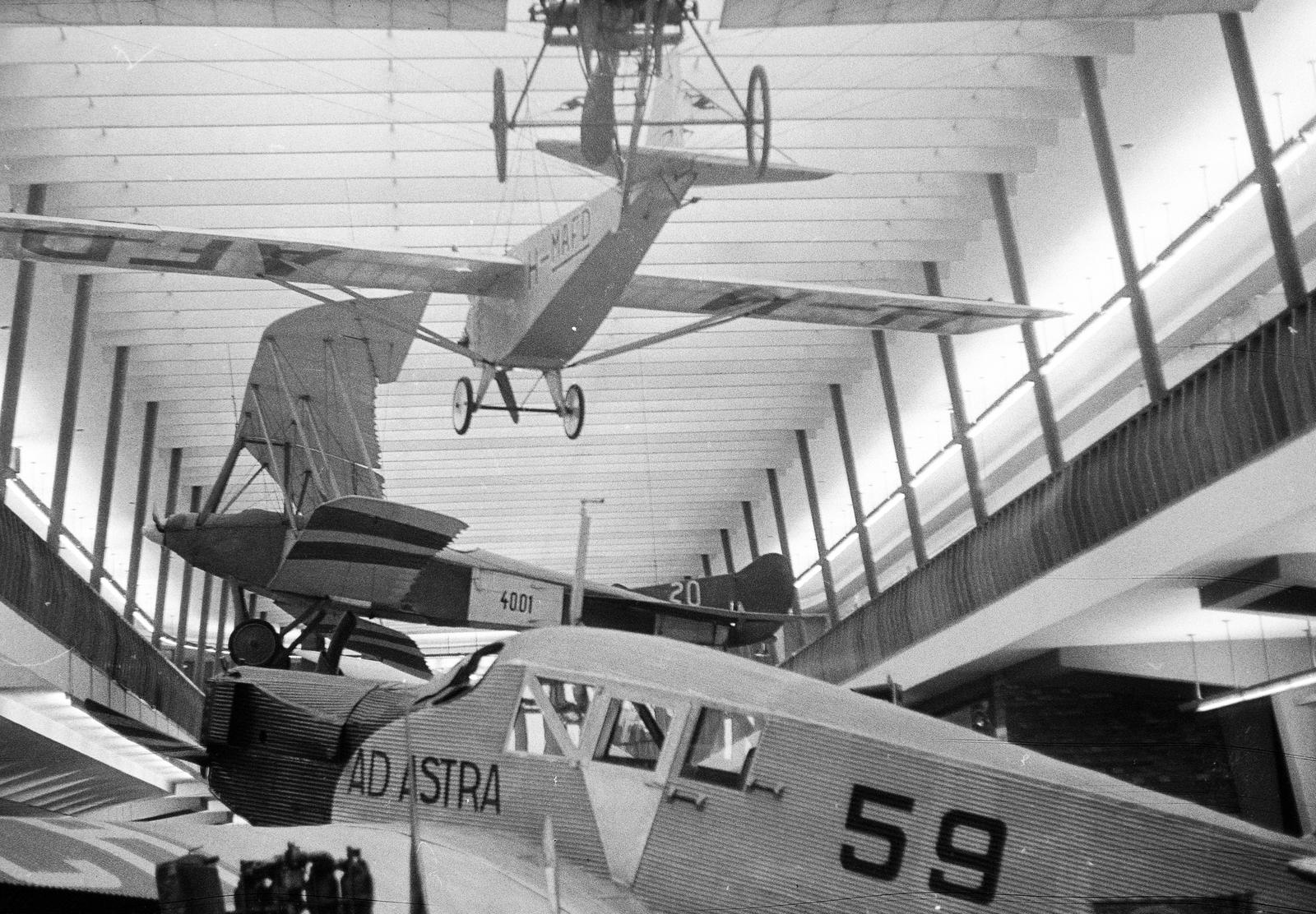 Hungary, Budapest XIV., Közlekedési Múzeum, kiállítási csarnok, előtérben a svájci Ad Astra légitársaság Junkers F13 típusú repülőgépe. 1921-ben a Svájcból eltérített gép fedélzetén érkezett Magyarországra IV. Károly magyar király és felesége Zita királyné, az ún. királypuccs során., 1975, Mezei Attila, Budapest, Fortepan #293302