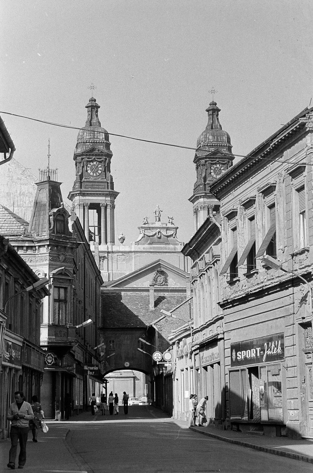Hungary, Pápa, Kossuth Lajos utca, háttérben a Nagytemplom., 1978, Mezei Attila, Fortepan #293305