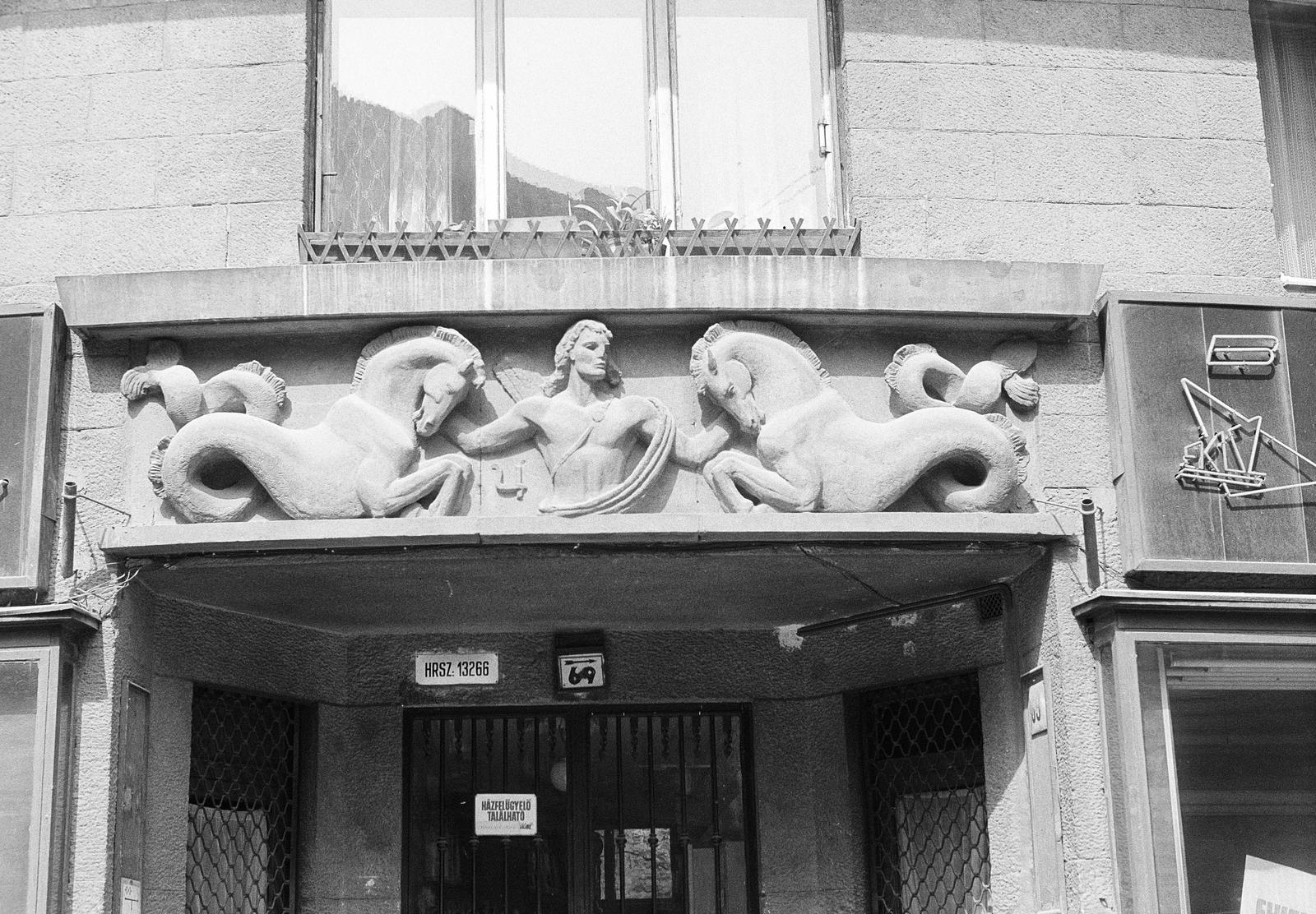 Hungary, Budapest II., Margit körút (Mártírok útja) 69., dombormű a ház kapuja fölött Gregersenné Lux Alice szobrász, éremművész alkotása (1939)., 1978, Mezei Attila, Budapest, Fortepan #293306