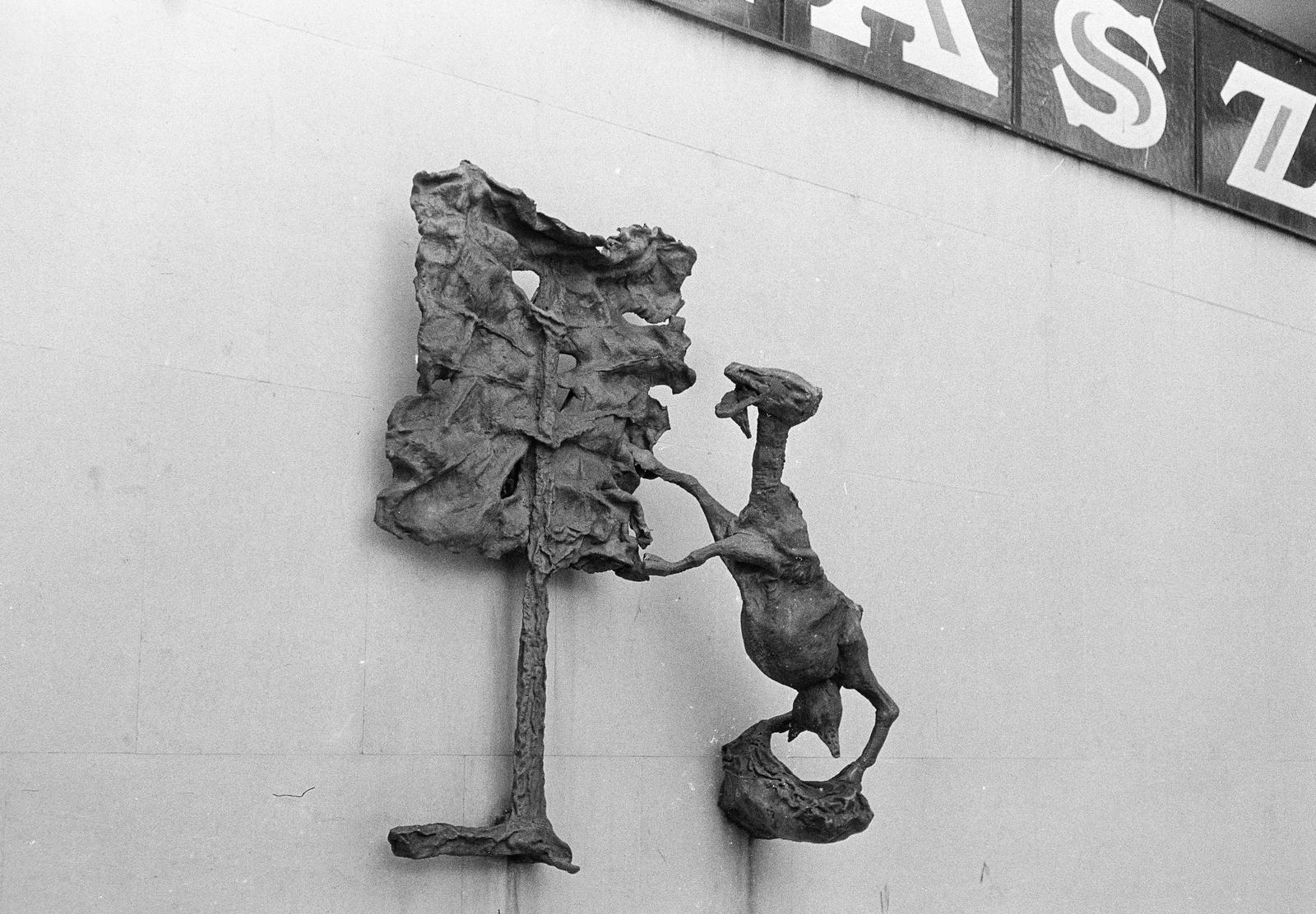 Hungary, Kecskemét, Kossuth tér 3., az Aranyhomok Szálló homlokzatán Makrisz Agamemnon szobrászművész Kecske szobra (1963).
, 1978, Mezei Attila, Fortepan #293308