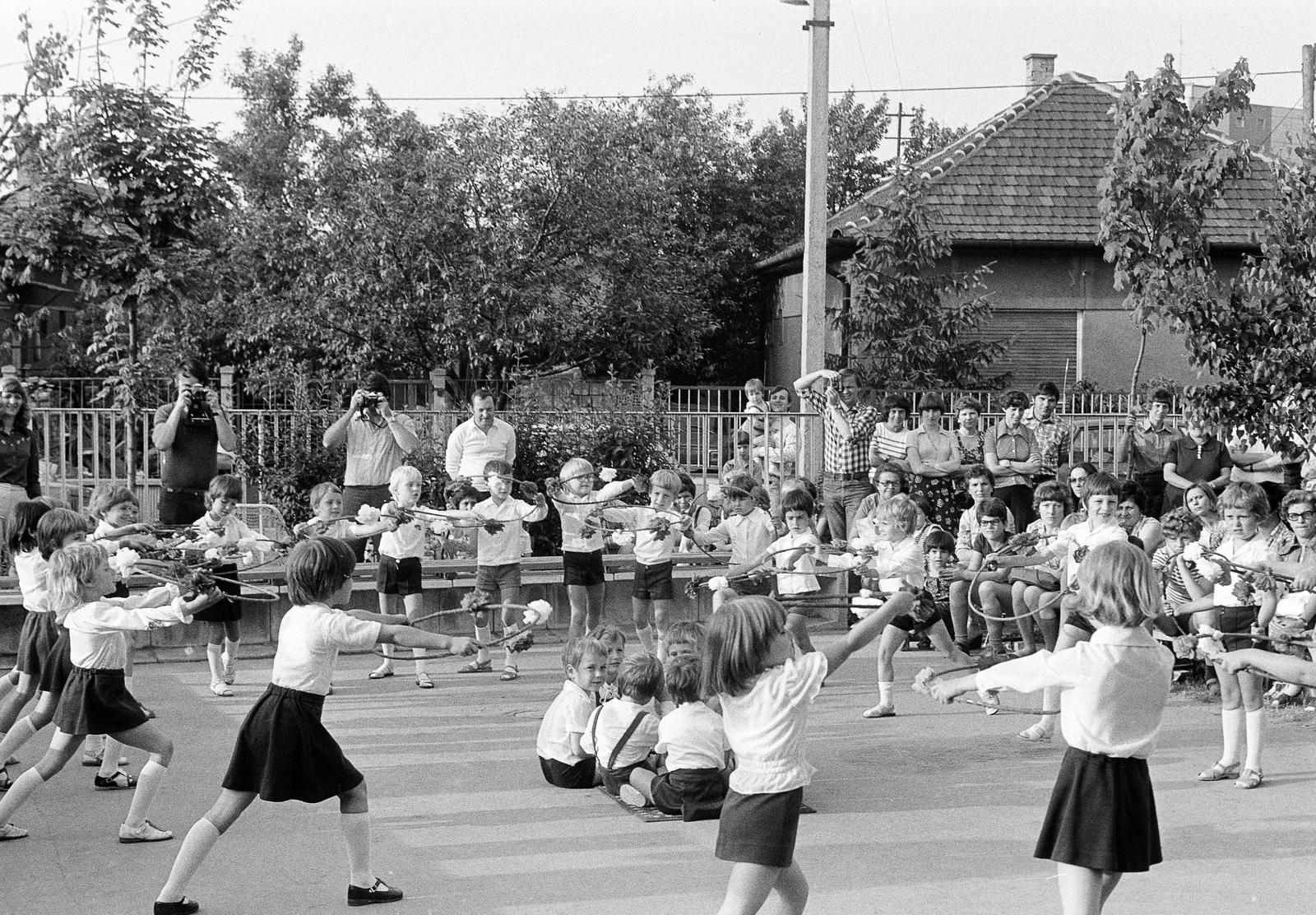 Hungary, Budapest XI., a felvétel az Ezüstfenyő téri óvoda udvarán készült., 1977, Mezei Attila, Budapest, Fortepan #293315