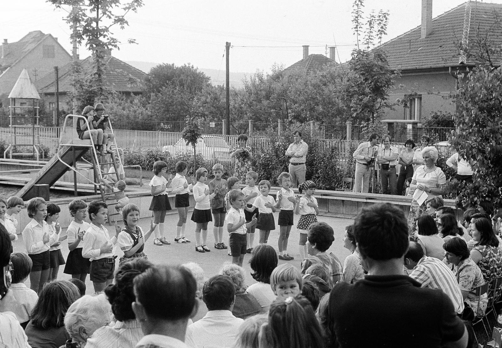 Hungary, Budapest XI., a felvétel az Ezüstfenyő téri óvoda udvarán készült., 1977, Mezei Attila, Budapest, Fortepan #293316