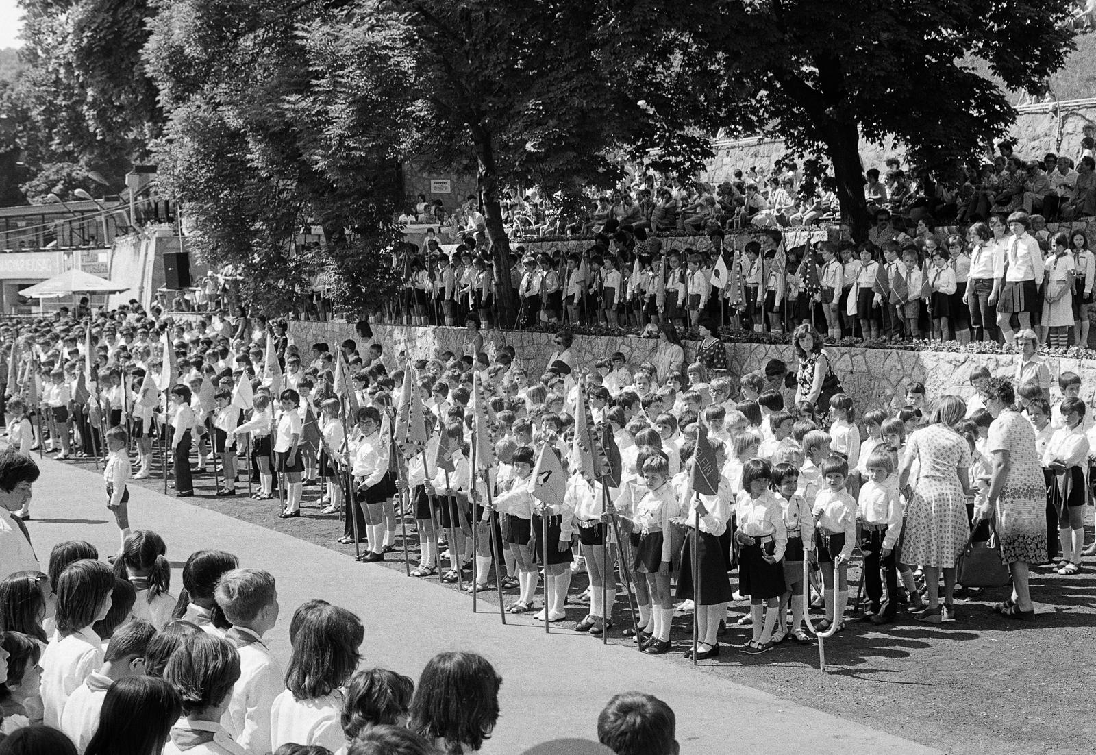 Magyarország, Budapest I., Várkert Bazár, Budai Ifjúsági Park, a felvétel kisdobosok avatásakor készült., 1980, Mezei Attila, Léczfalvi, Budapest, Fortepan #293322