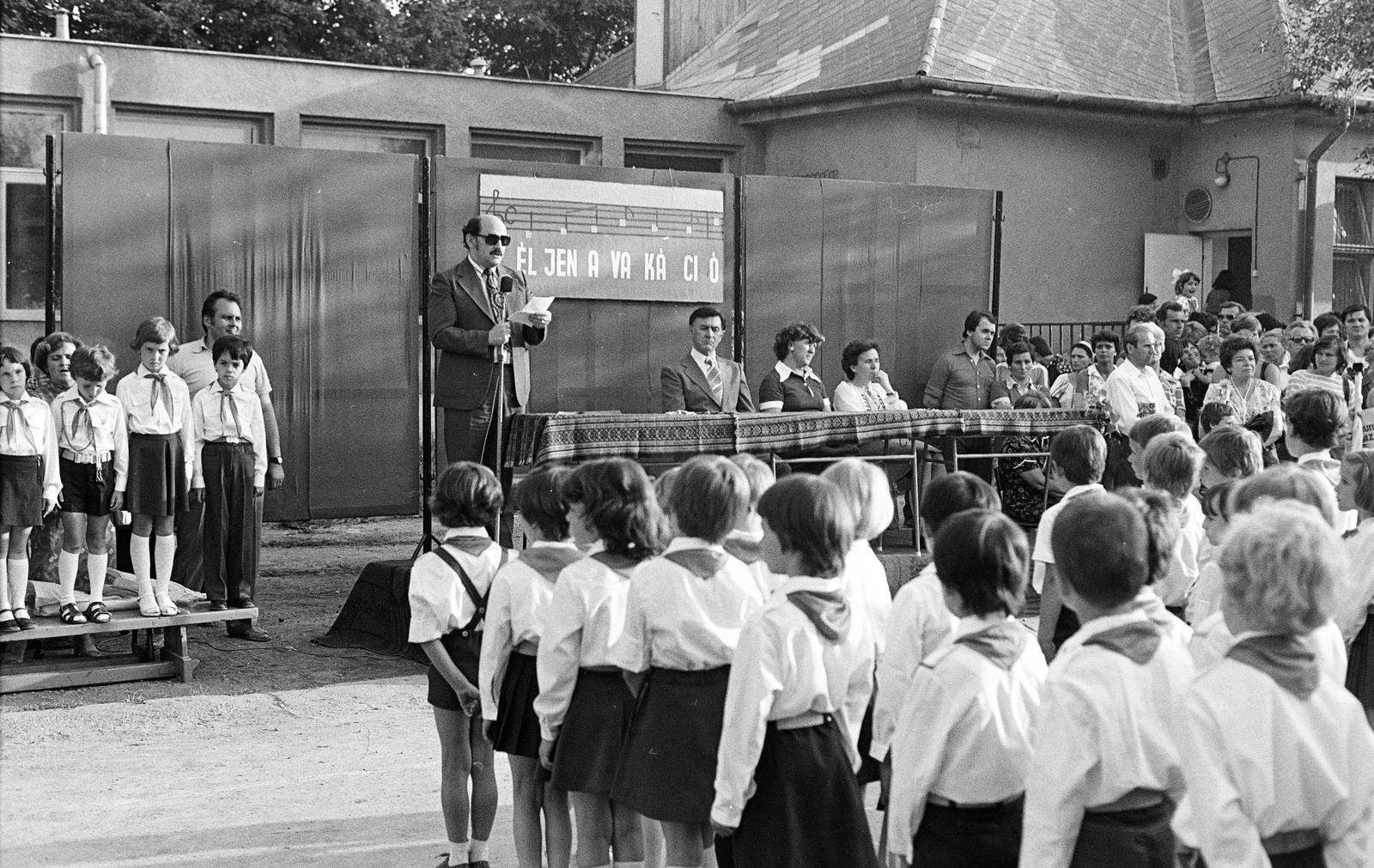 Magyarország, Budapest XI., Albertfalva úti Általános Iskola udvara, tanévzáró ünnepség., 1980, Mezei Attila, Léczfalvi, Budapest, Fortepan #293326