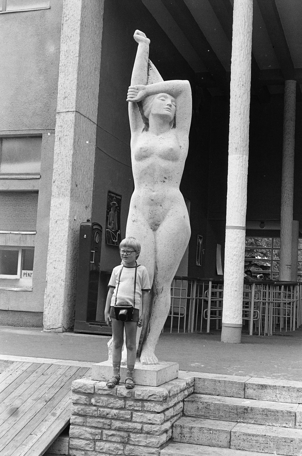 Magyarország, Margitsziget, Budapest, a Palatinus Strandfürdő bejárata előtt Csorba Géza 1967-ben újrafaragott Napozó lány című szobra., 1980, Mezei Attila, Léczfalvi, mérleg, szobor, fényképezőgép, erotika, Fortepan #293327