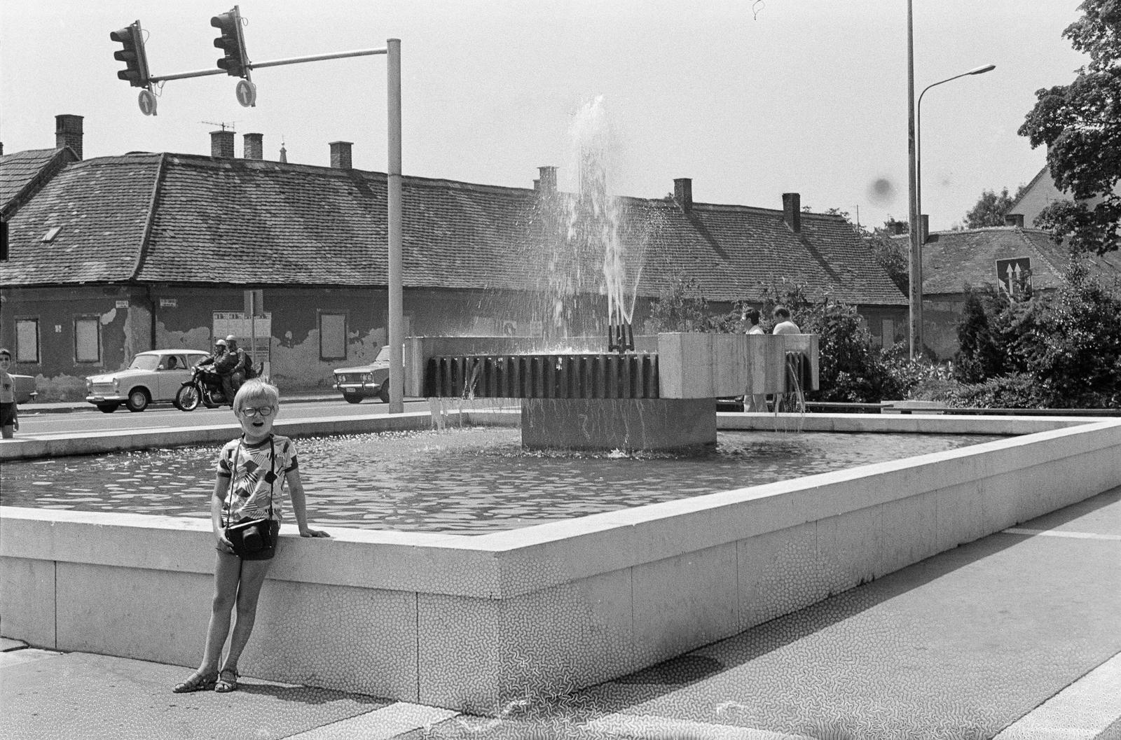 Hungary, Szombathely, Dr. Antall József tér (Petőfi Sándor utca), szökőkút a Berzsenyi Dániel megyei könyvtár előtt., 1980, Mezei Attila, Fortepan #293328