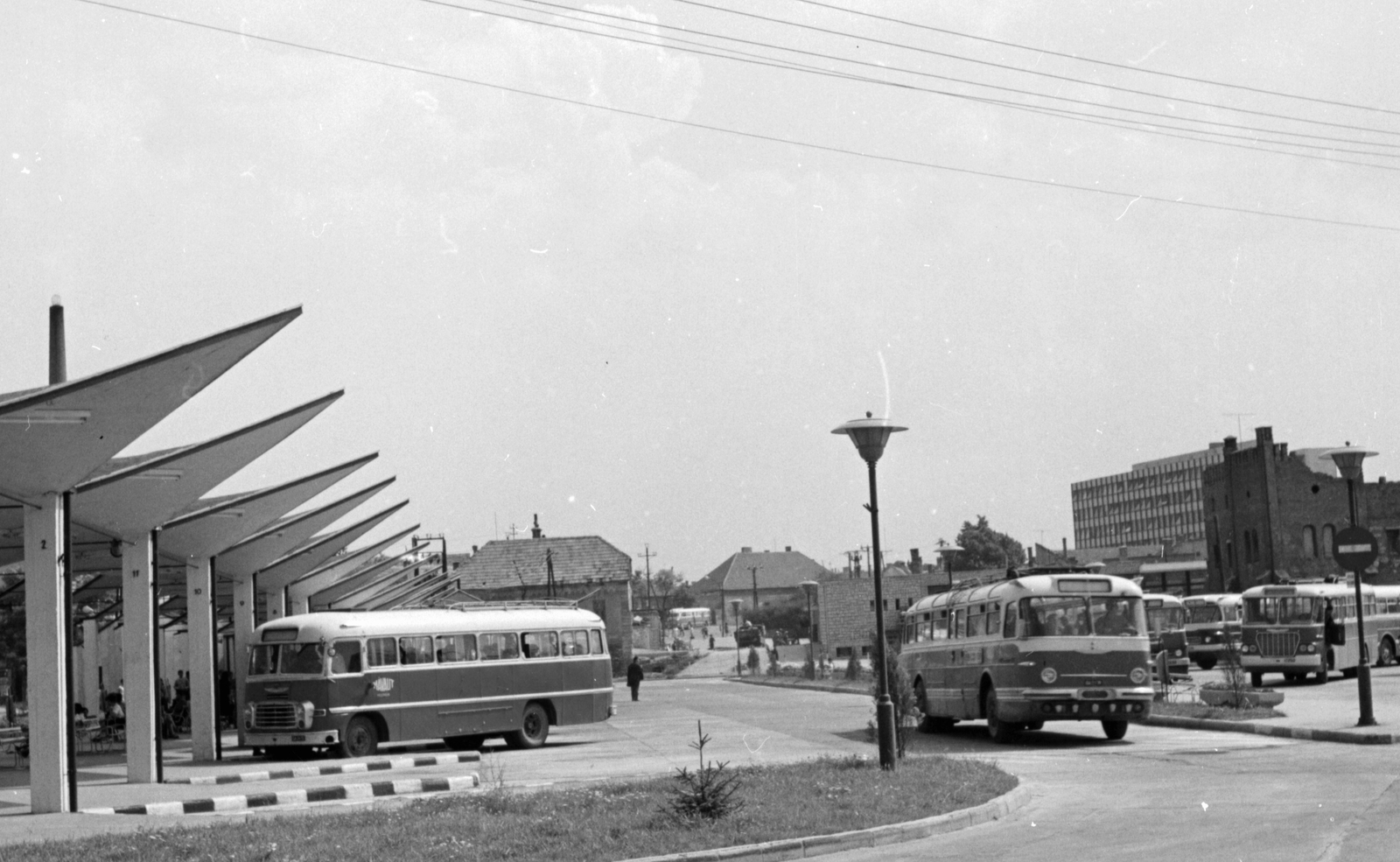 Hungary, Veszprém, Jutasi (Felszabadulás) út, autóbusz-pályaudvar., 1966, Építésügyi Dokumentációs és Információs Központ, VÁTI, bus, Hungarian brand, Ikarus-brand, lamp post, Ikarus 620, bus terminal, bus stop, Fortepan #29333