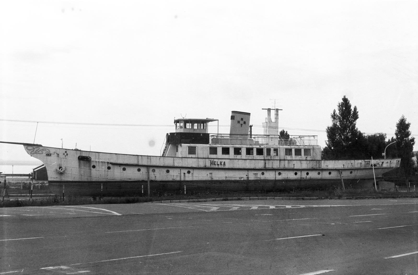 Magyarország, Balatonfüred, az üzemen kívül helyezett Helka motoros személyhajó a Széchenyi István utca (71-es fóút) és a Zákonyi Ferenc utca közötti területen., 1980, Mezei Attila, Léczfalvi, hajó, Helka hajó, Fortepan #293331