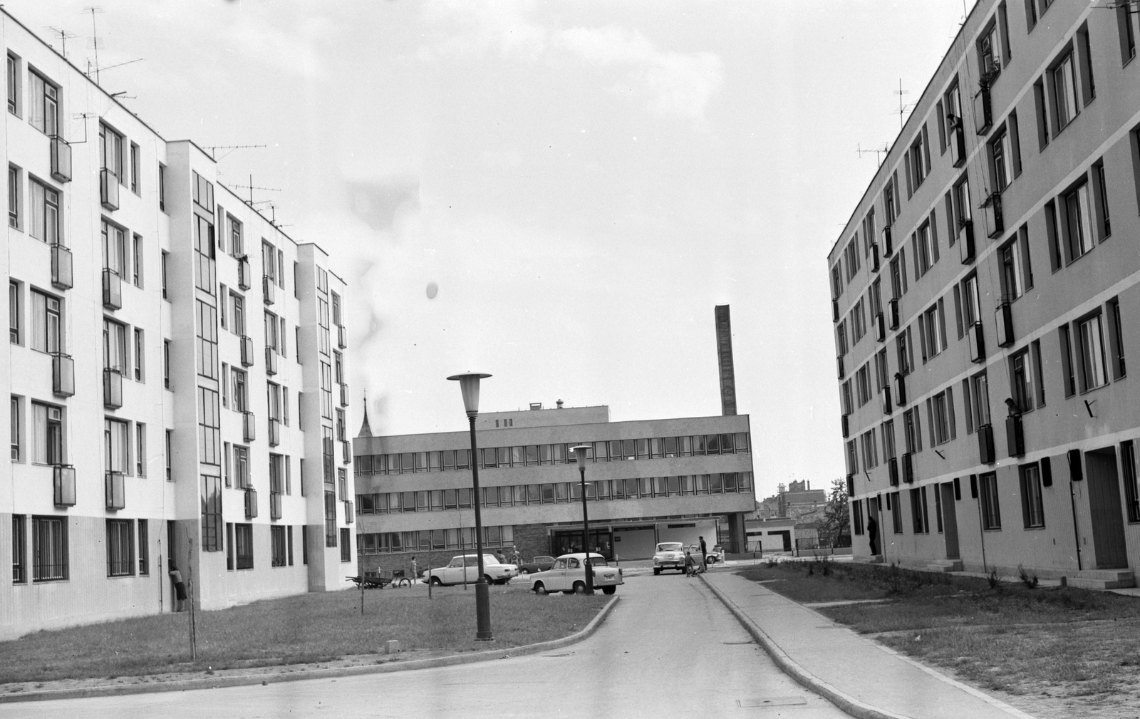 Hungary, Kaposvár, Fodor József tér, KÖJÁL., 1968, Építésügyi Dokumentációs és Információs Központ, VÁTI, blocks, street view, lamp post, automobile, Fortepan #29334