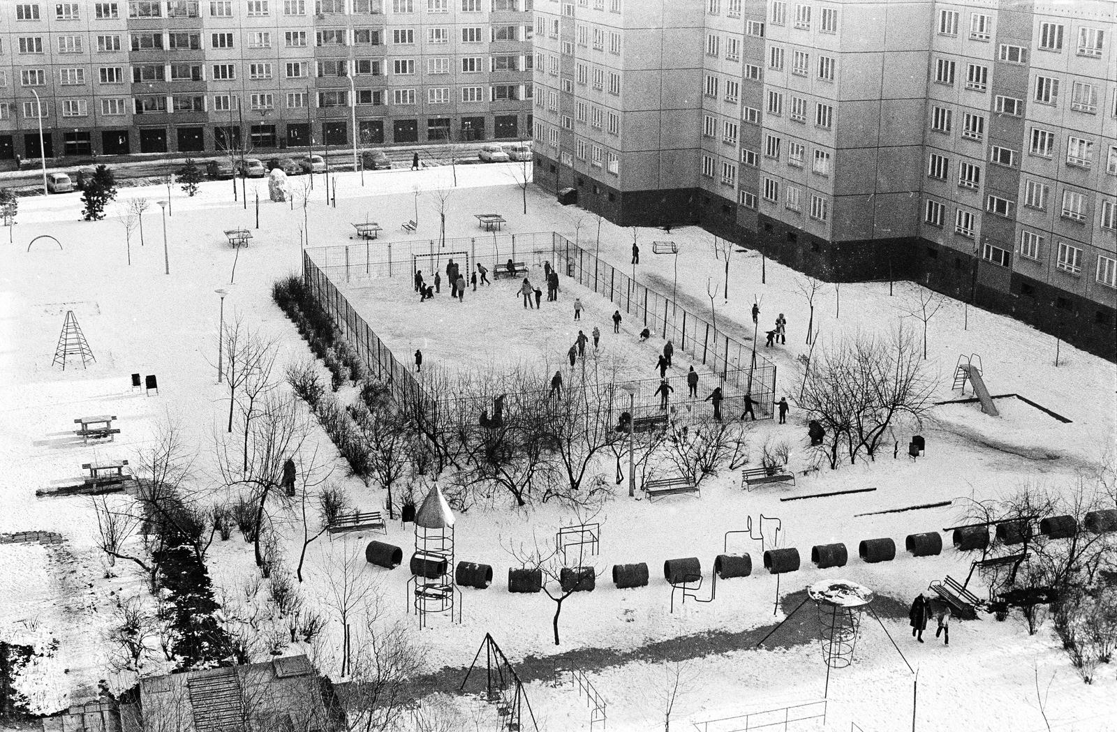 Hungary, Budapest XI., Allende park, kilátás a 18-as számú házból a játszótér felé., 1982, Mezei Attila, Budapest, Fortepan #293341