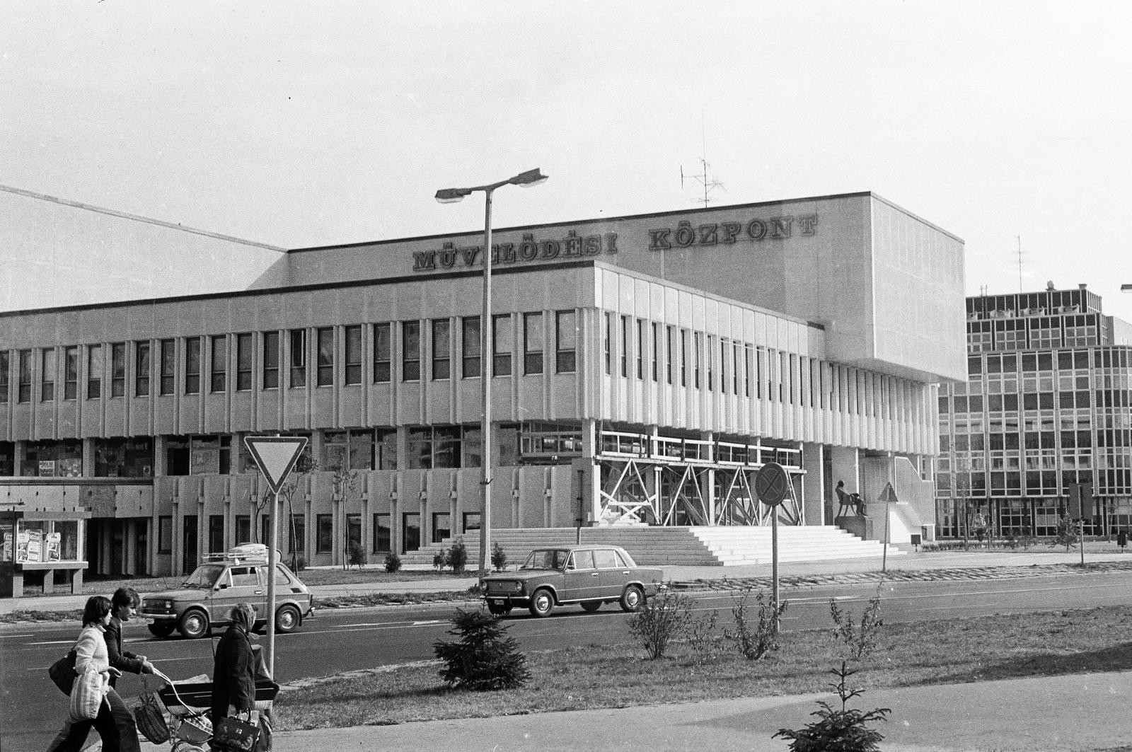 Hungary, Debrecen, Bethlen utca, a Kölcsey Művelődési Központ. Háttérben az SZTK rendelőintézet., 1978, Mezei Attila, Fortepan #293346