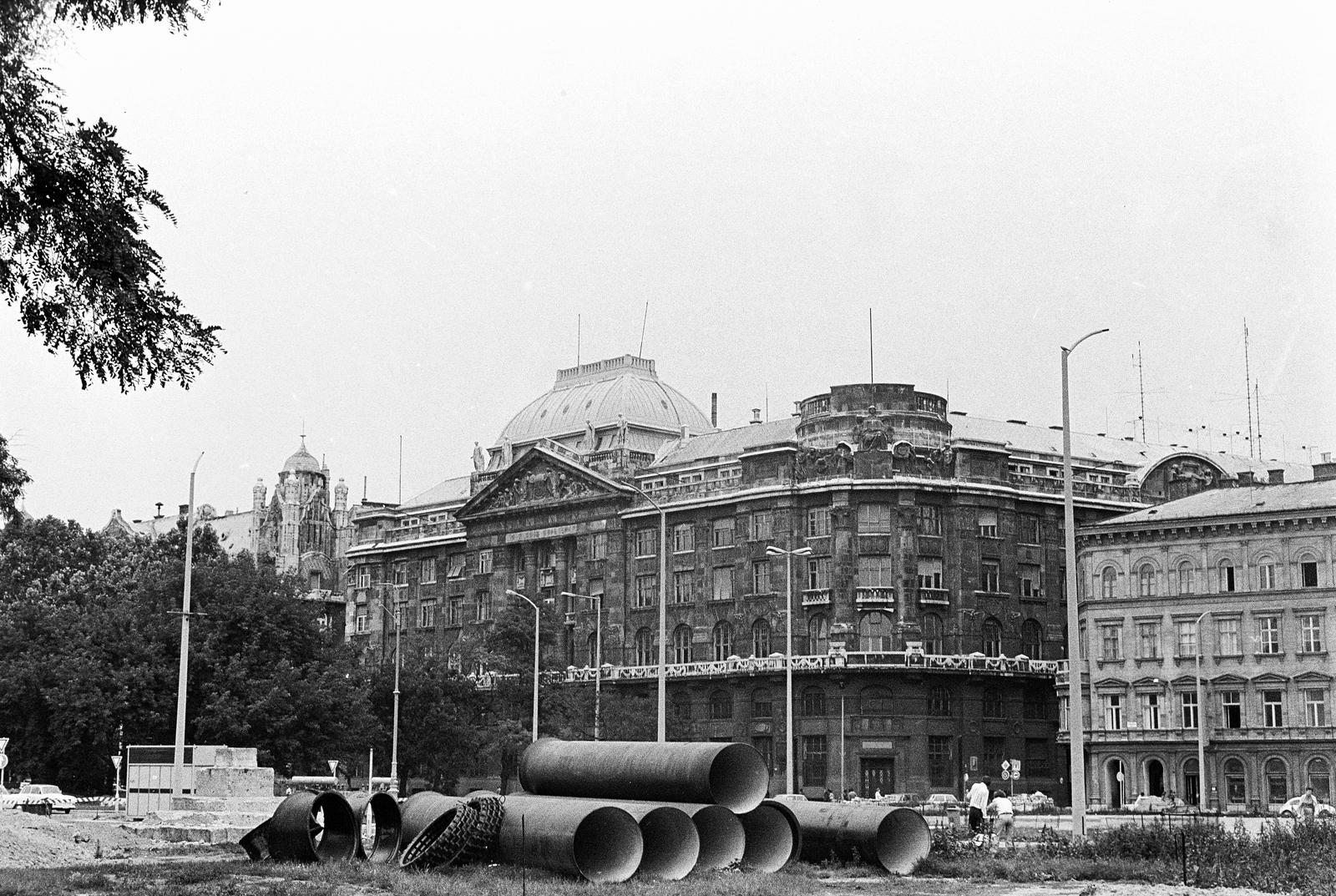 Magyarország, Budapest V., Eötvös tér, szemben a Széchenyi István (Roosevelt) téren a Belügyminisztérium épülete., 1979, Mezei Attila, Léczfalvi, Budapest, Fortepan #293347