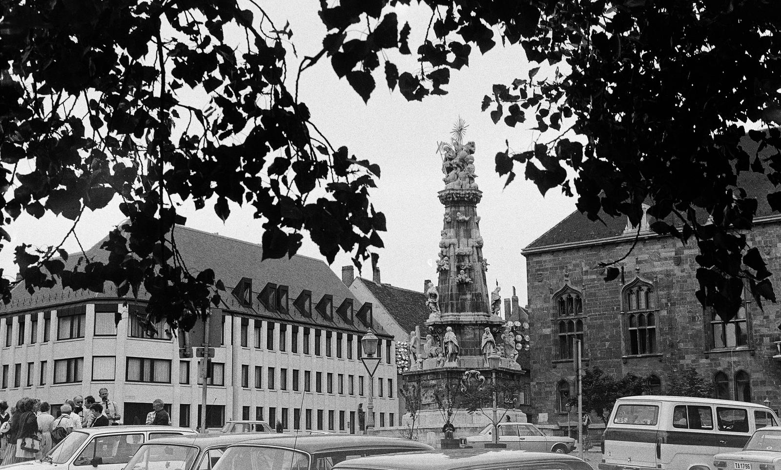 Magyarország, budai Vár, Budapest I., Szentháromság tér, Szentháromság-szobor, jobbra a BME Schönherz Zoltán Kollégiuma (az egykori Pénzügyminisztérium épülete)., 1983, Mezei Attila, Léczfalvi, Budapest, Fortepan #293348