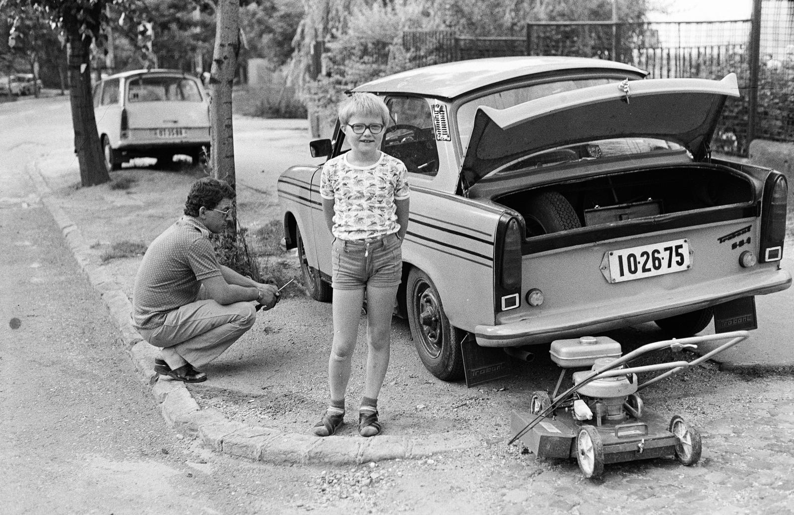 Hungary, Budapest XII., autószerelés a Hegyalja út 88. számú ház előtt., 1983, Mezei Attila, Best of, Trabant-brand, lawnmower, Budapest, number plate, Fortepan #293353