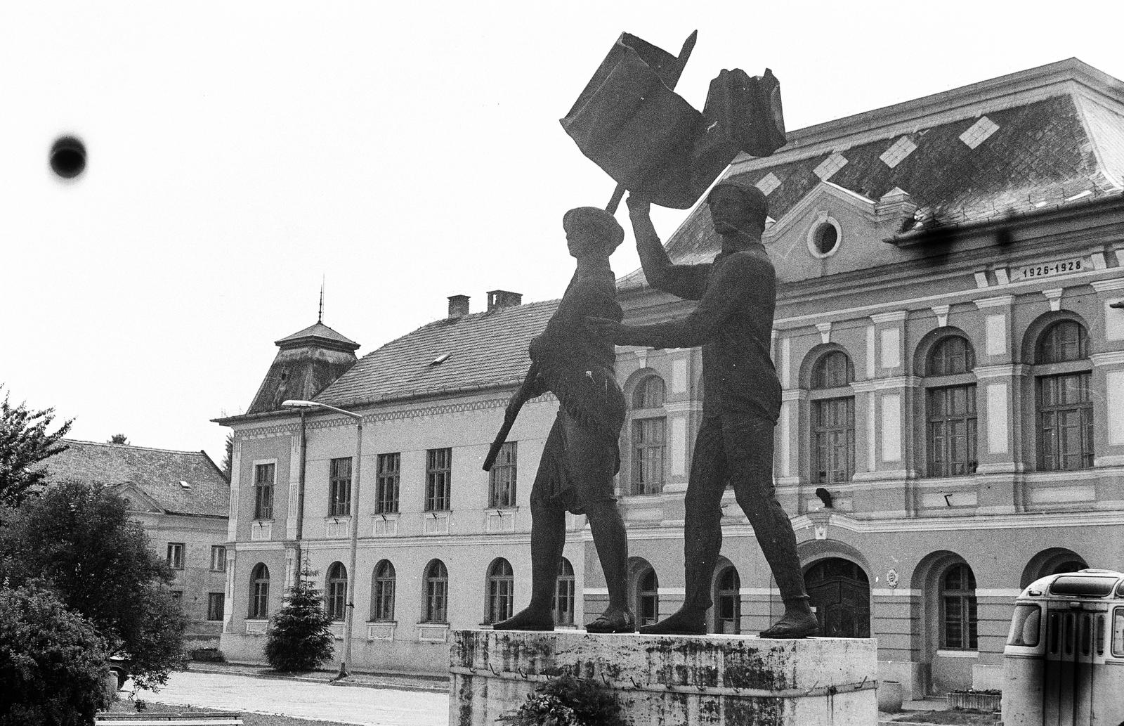 Magyarország, Szarvas, Fő (Felszabadulási) tér, Felszabadulási emlékmű Kiss Kovács Gyula szobrászművész alkotása (1974)., 1983, Mezei Attila, Léczfalvi, Fortepan #293354