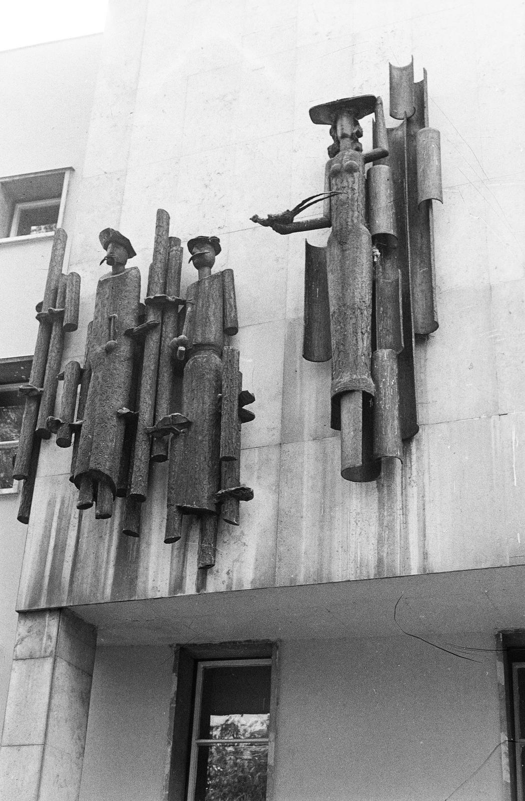 Hungary, Békéscsaba, Derkovits sor 2., a Megyei Tanács homlokzatán (később Kormányhivatal) Makrisz Agamemnon szobrászművész réz plasztikája (1968). , 1983, Mezei Attila, Fortepan #293355