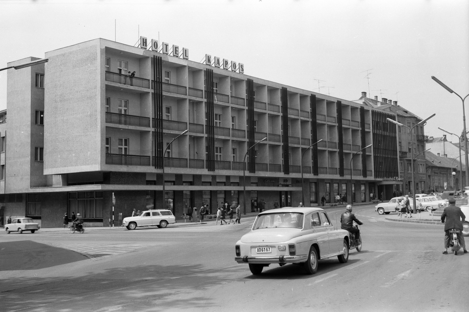 Magyarország, Kaposvár, Ady Endre utca - Kossuth tér sarok, Hotel Kapos., 1968, Építésügyi Dokumentációs és Információs Központ, VÁTI, forgalom, utcakép, életkép, lámpaoszlop, robogó, lengyel gyártmány, automobil, FSO-márka, rendszám, FSO Warszawa 223, FSO Warszawa, Fortepan #29336