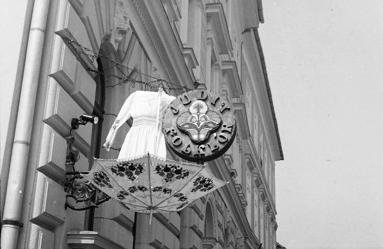 Magyarország, budai Vár, Budapest I., Országház utca 12., a Judit népművészeti bolt cégére, az egykori gázvilágitás falikarjának felhasználásával, Bíró Tamás ötvösművész alkotása. , 1982, Mezei Attila, Léczfalvi, Budapest, Fortepan #293377