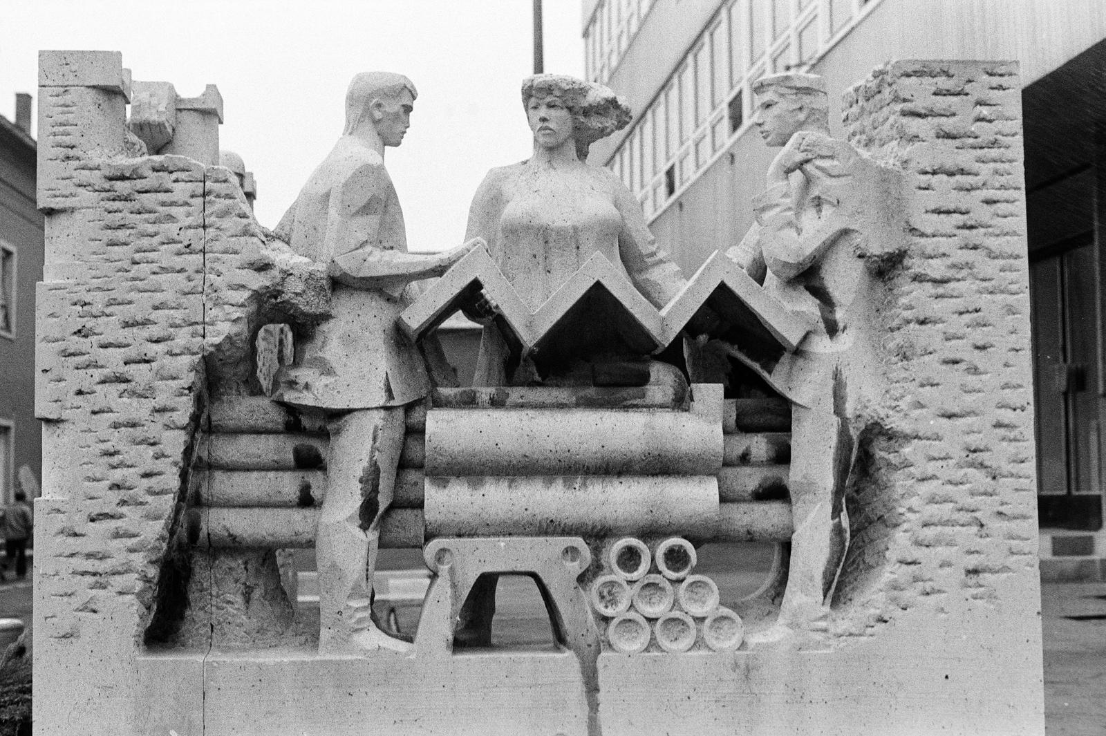 Magyarország, Tapolca, Kossuth utca 2., a Bakonyi Bauxitbánya Vállalat igazgatóságnak Iskola utca felőli oldalánál, Marton László szobrászművész alkotása, Figurális rácskompozíció (1974)., 1982, Mezei Attila, Léczfalvi, Fortepan #293381
