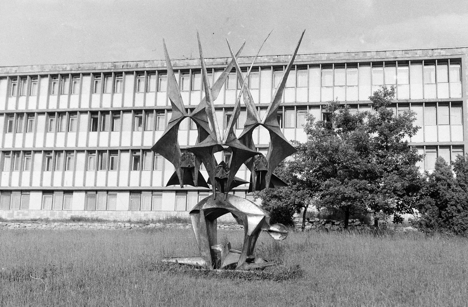 Hungary, Aggtelek, Segesdi György szobrászművész krómacél szobra (1966) a Cseppkő szálló mögött., 1982, Mezei Attila, Fortepan #293385