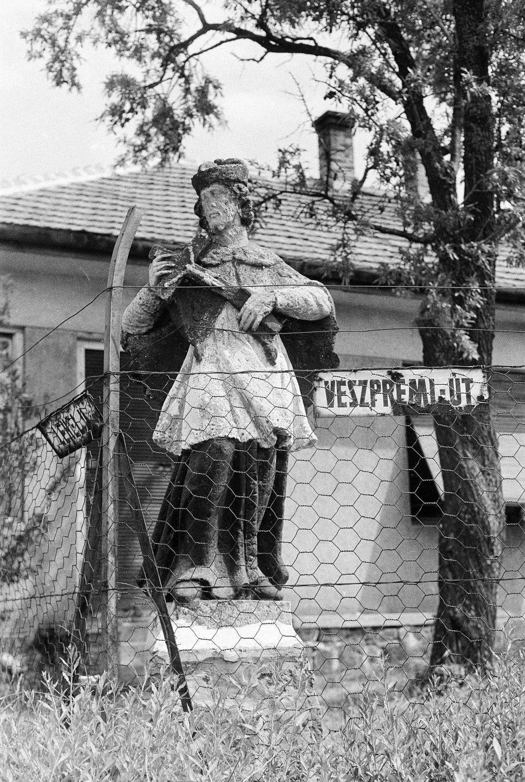 Hungary, Balatonalmádi, Nepomuki Szent János-szobor a Lehel utca - Veszprémi út sarkán, 1982, Mezei Attila, Fortepan #293388