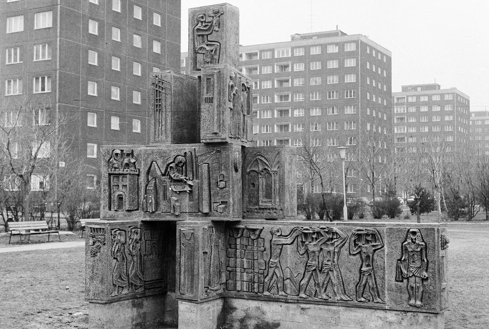 Hungary, Budapest XI., Etele (Szakasits Árpád) úti park a Tétényi út közelében. A lakótelepeink építőinek tiszteletére állított égetett mázas samott relief, G. Staindl Katalin alkotása (1981)., 1982, Mezei Attila, Budapest, ceramics, Fortepan #293392