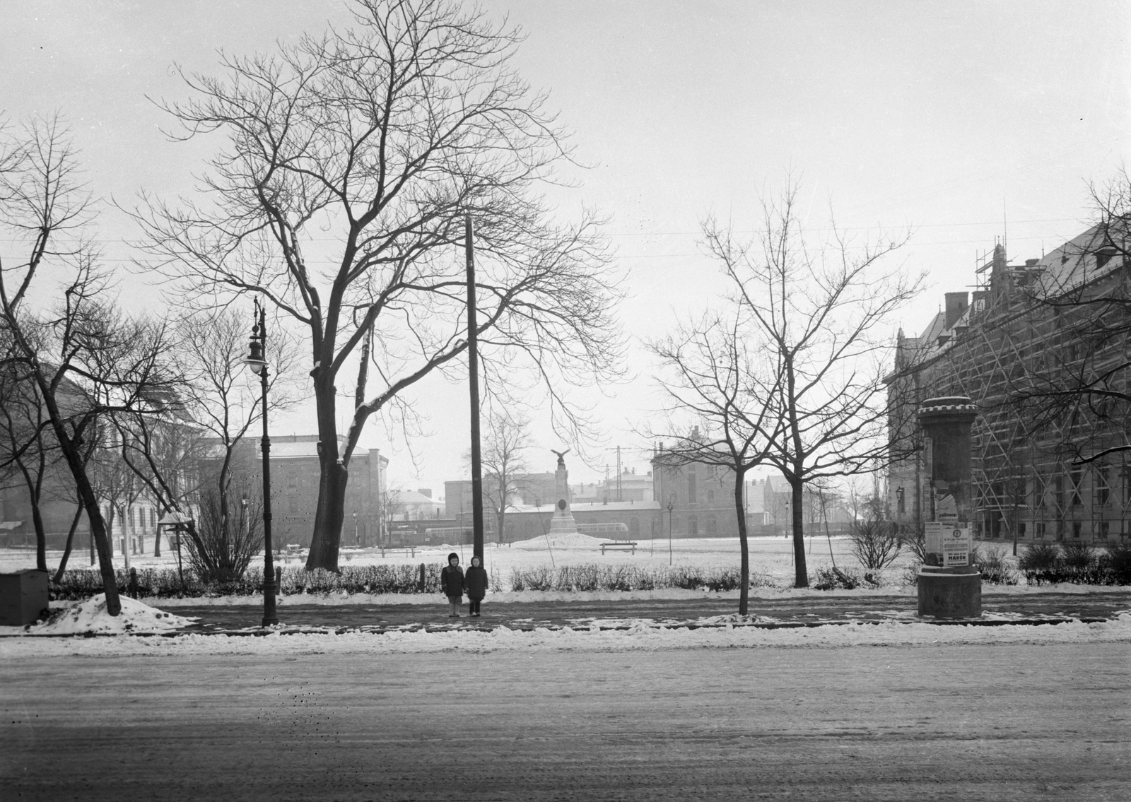 Magyarország, Győr, Honvéd liget., 1955, UVATERV, tél, lámpaoszlop, Turul-szobor, Fortepan #2934