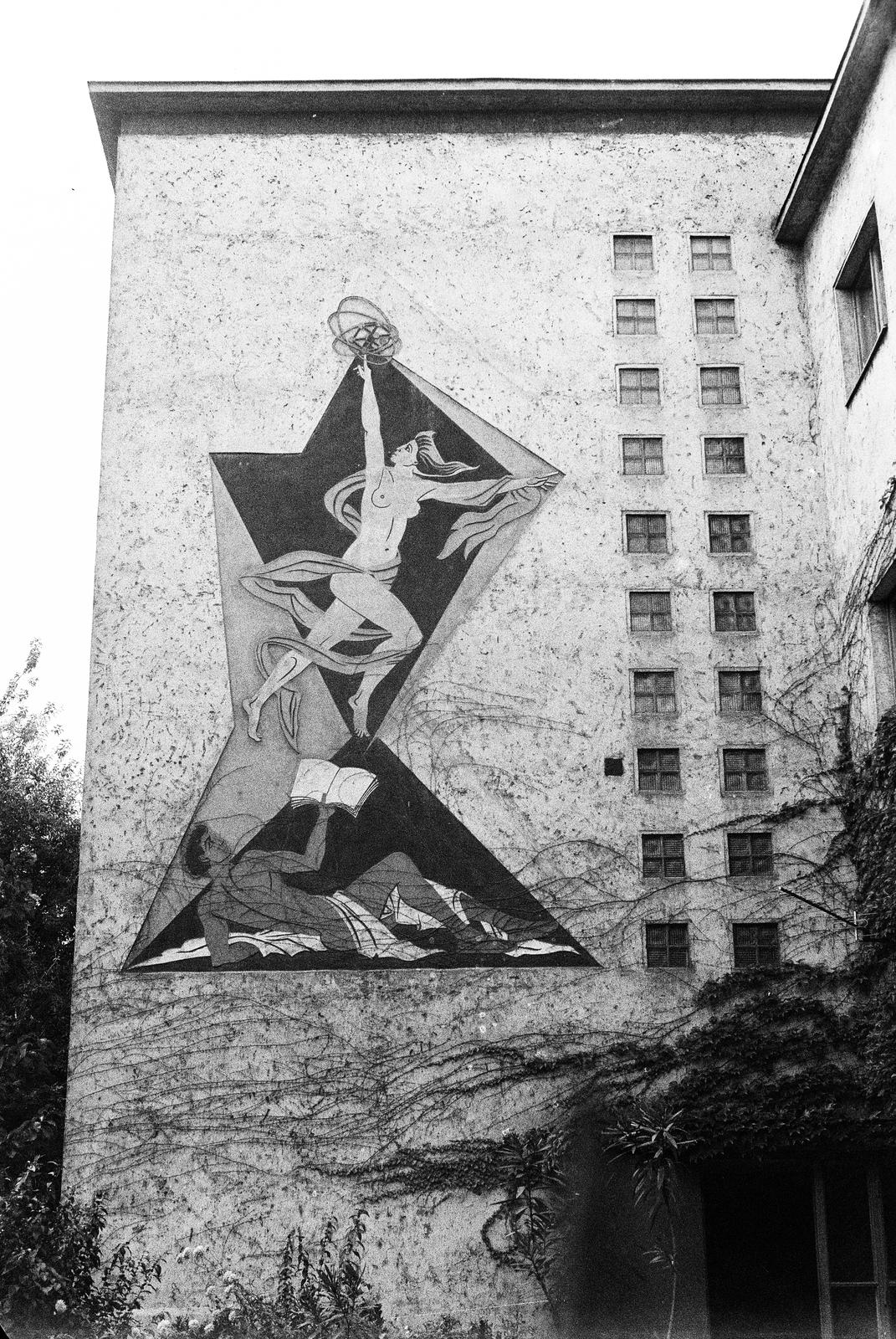Hungary, Miskolc, Csabai kapu 18., Duray Tibor festőművész sgraffitoja az Allegória (1958)., 1982, Mezei Attila, Fortepan #293404