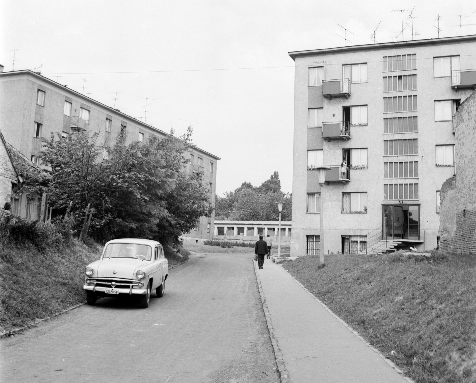 Hungary, Kaposvár, Zárda (Április 4.) köz., 1968, Építésügyi Dokumentációs és Információs Központ, VÁTI, Soviet brand, Moskvitch-brand, automobile, number plate, Fortepan #29341