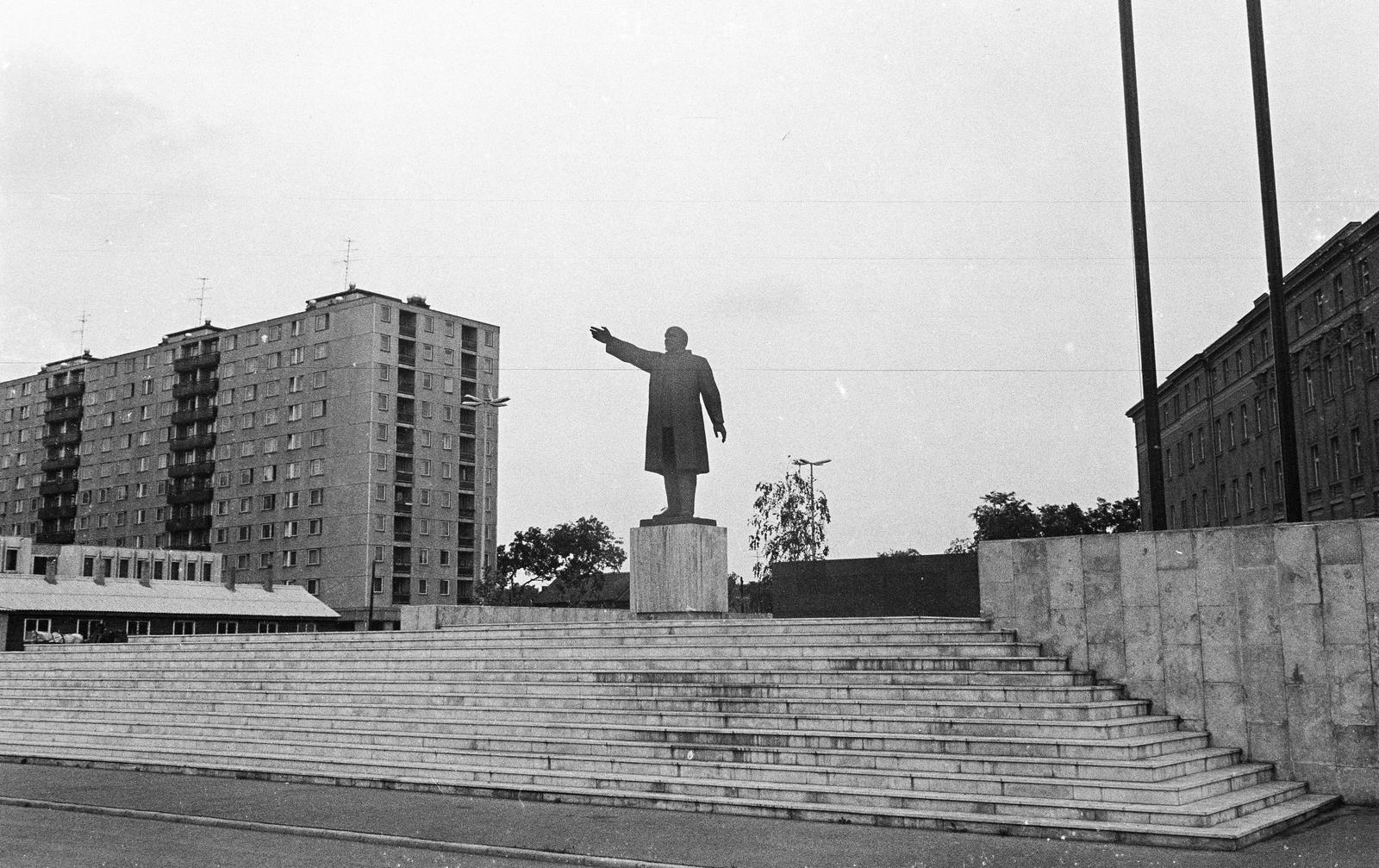 Hungary, Debrecen, Hunyadi János utca a Kölcsey Művelődési Központ mellett. Lenin szobor (id. Kalló Viktor, 1975.)., 1980, Mezei Attila, Lenin-portrayal, Fortepan #293414
