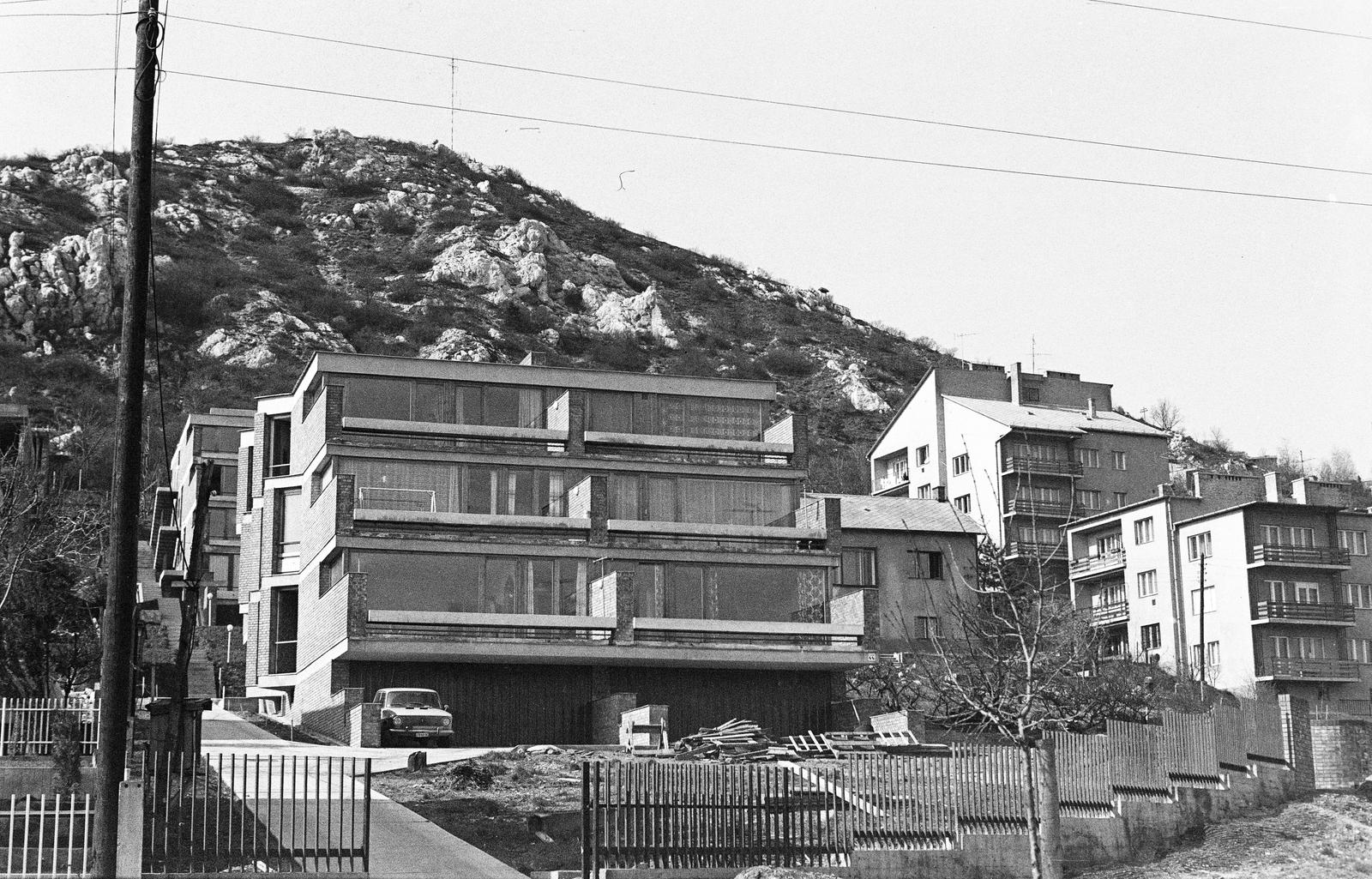 Magyarország, Budapest XI., Zólyomi út, szemben a Sas-hegy oldalában, a 44. szám alatti társasházak, jobbra a Hegyalja út melletti épületek láthatók., 1980, Mezei Attila, Léczfalvi, Budapest, Fortepan #293416