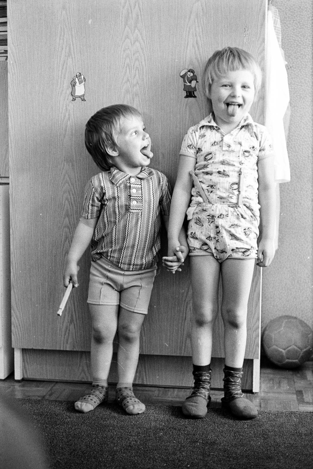 1977, Mezei Attila, Best of, sticking tongue out, soccer ball, kids, grimace, brothers, sticker, hold hands, Fortepan #293418