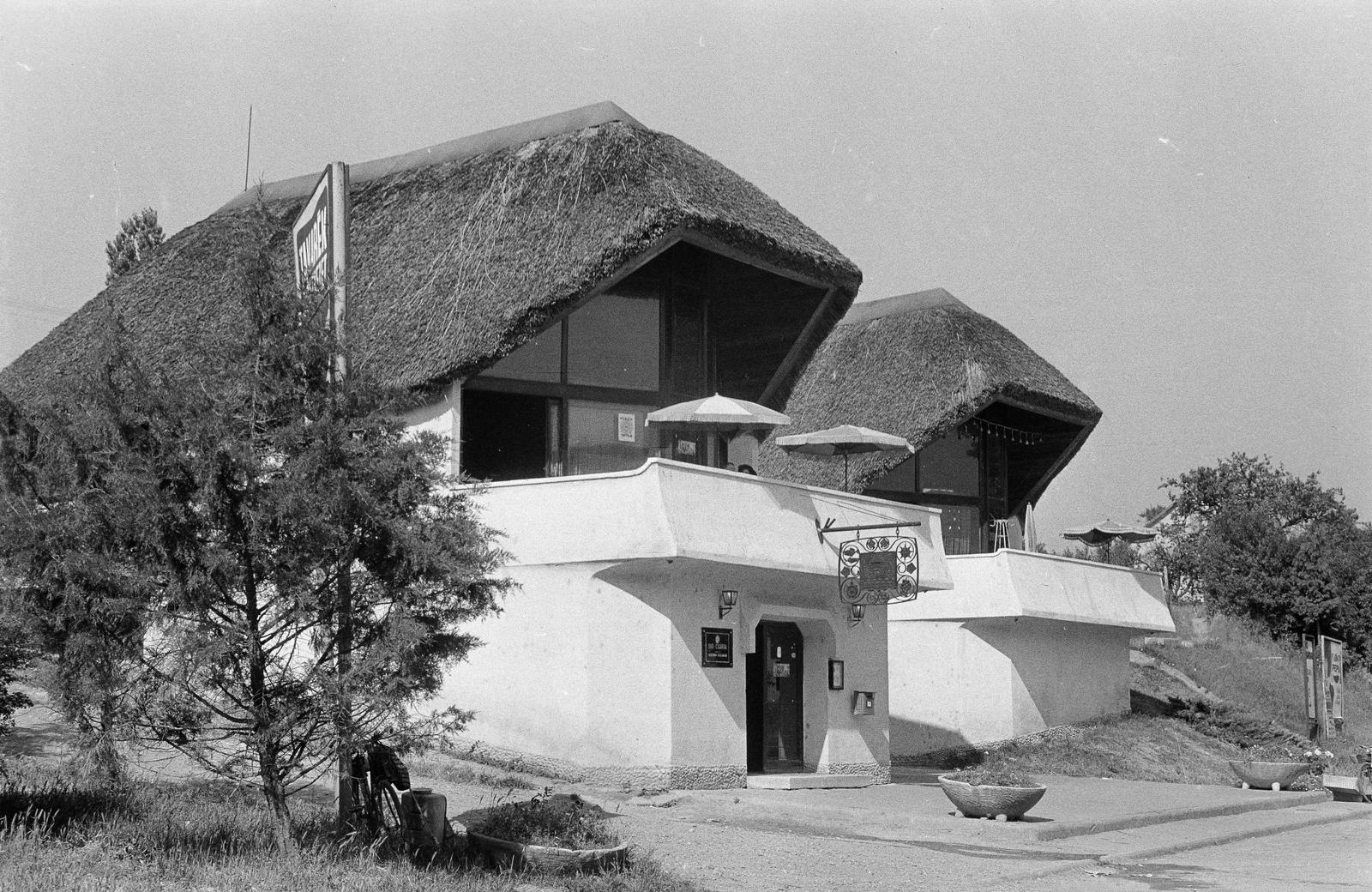 Magyarország, Szekszárd, Rákóczi utca 188., Sió csárda (Makovecz Imre tervezte 1964-ben, átadás 1965.), 1977, Mezei Attila, Léczfalvi, Fortepan #293420