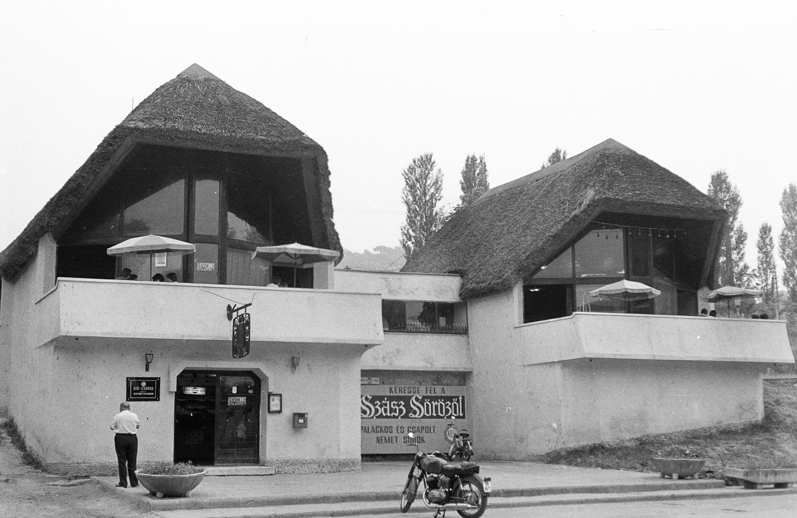 Magyarország, Szekszárd, Rákóczi utca 188., Sió csárda (Makovecz Imre tervezte 1964-ben, átadás 1965.), 1977, Mezei Attila, Léczfalvi, Fortepan #293421