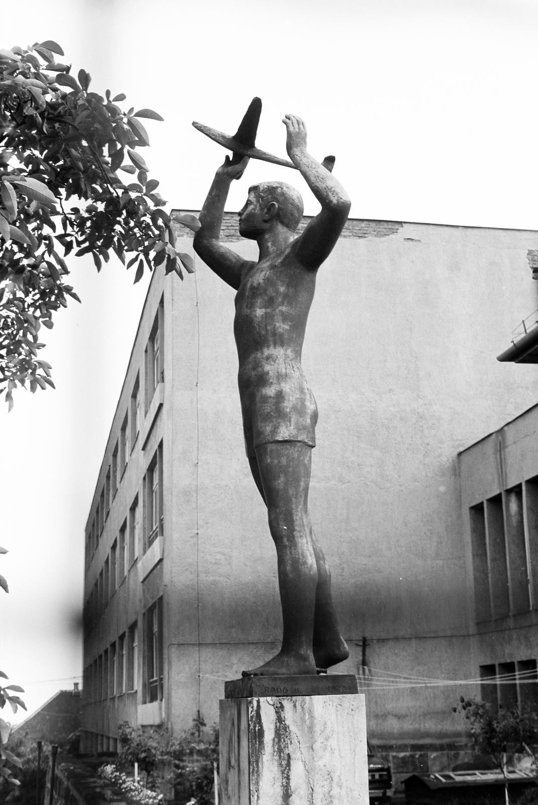 Magyarország, Budapest XI., Érdi út 2., a Farkasréti Általános Iskola udvarán álló szobor, a Modellező fiú, Radó Károly szobrászművész alkotása (1961)., 1977, Mezei Attila, Léczfalvi, Budapest, Fortepan #293423