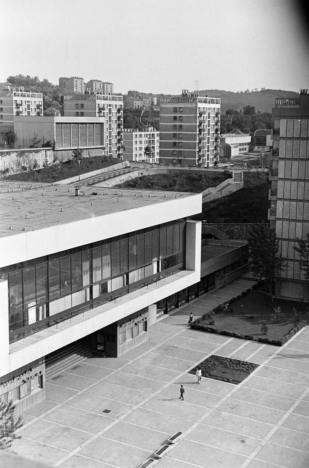 Magyarország, Salgótarján, kilátás a Karancs szállóból a Fő tér, a József Attila Művelődési Ház felé., 1975, Mezei Attila, Léczfalvi, Fortepan #293435
