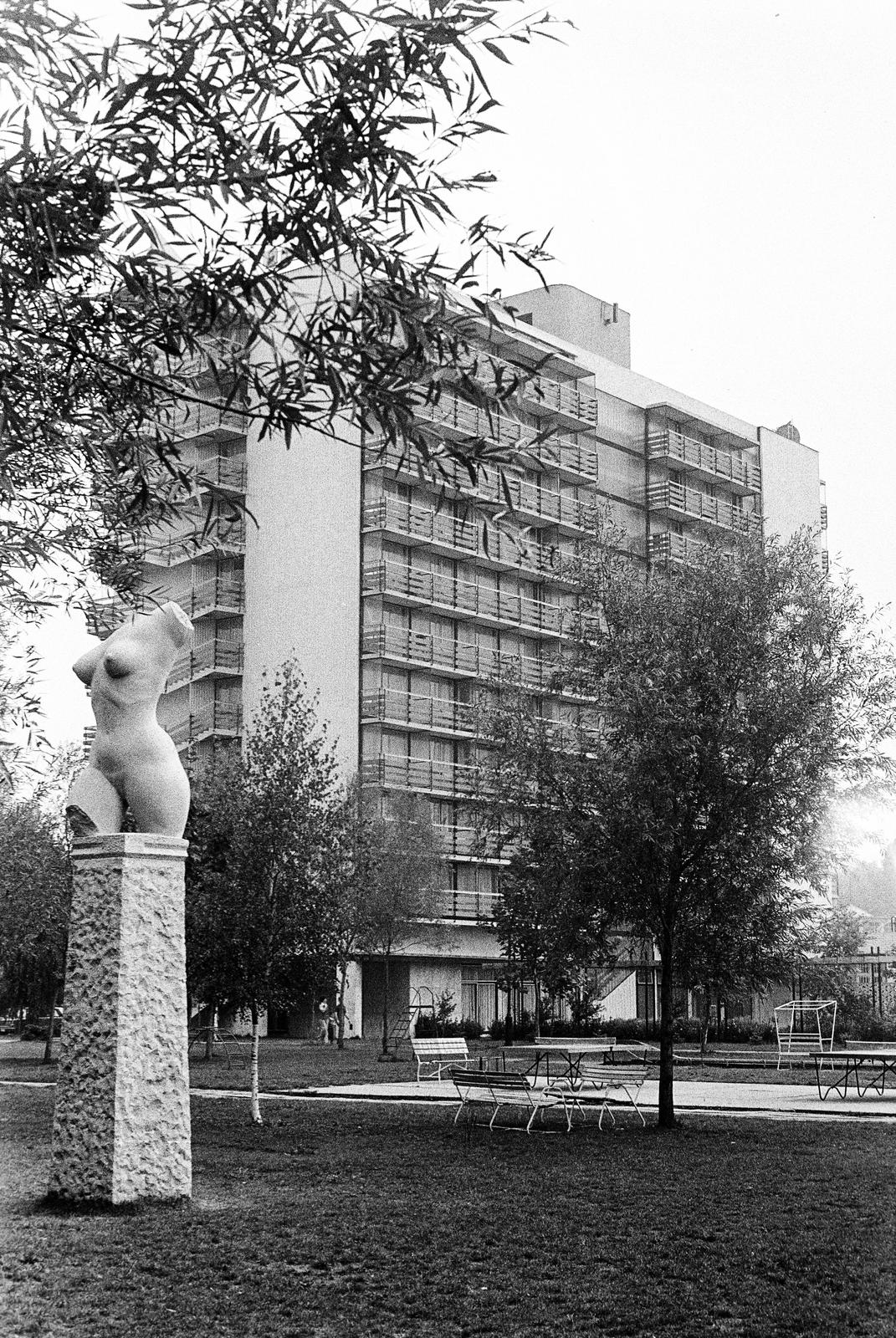 Magyarország,Balaton, Siófok, Ezüstpart, Liszt Ferenc sétány, Niké-szobor (Marton László, 1970.)., 1975, Mezei Attila, Léczfalvi, Fortepan #293442