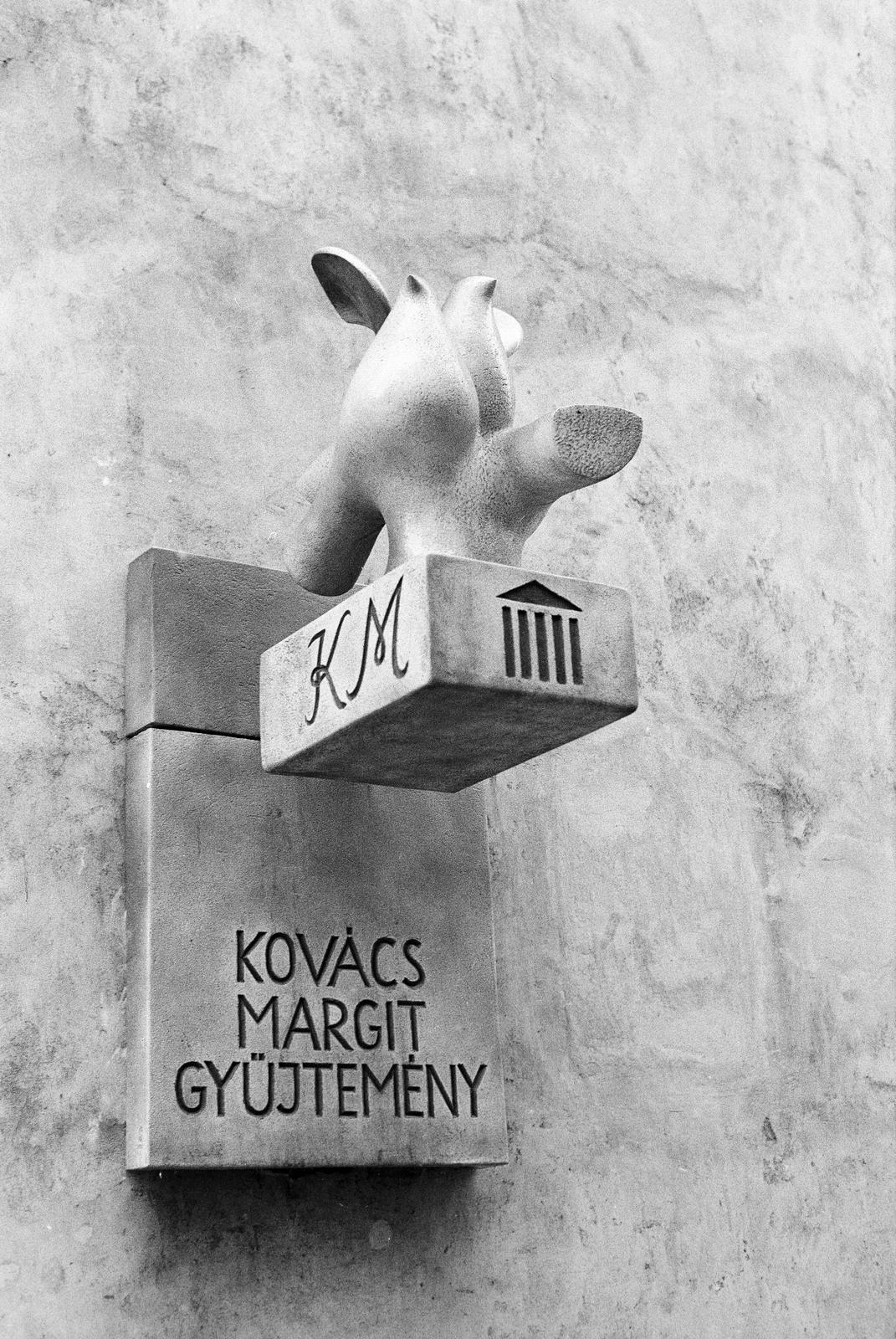 Hungary, Győr, a Kreszta-ház Káposztás köz felőli homlokzatán Kovács Margit keramikusművész állandó kiállításának "cégére", a kerámia galambok alkotója Som János (1983)., 1984, Mezei Attila, Fortepan #293448
