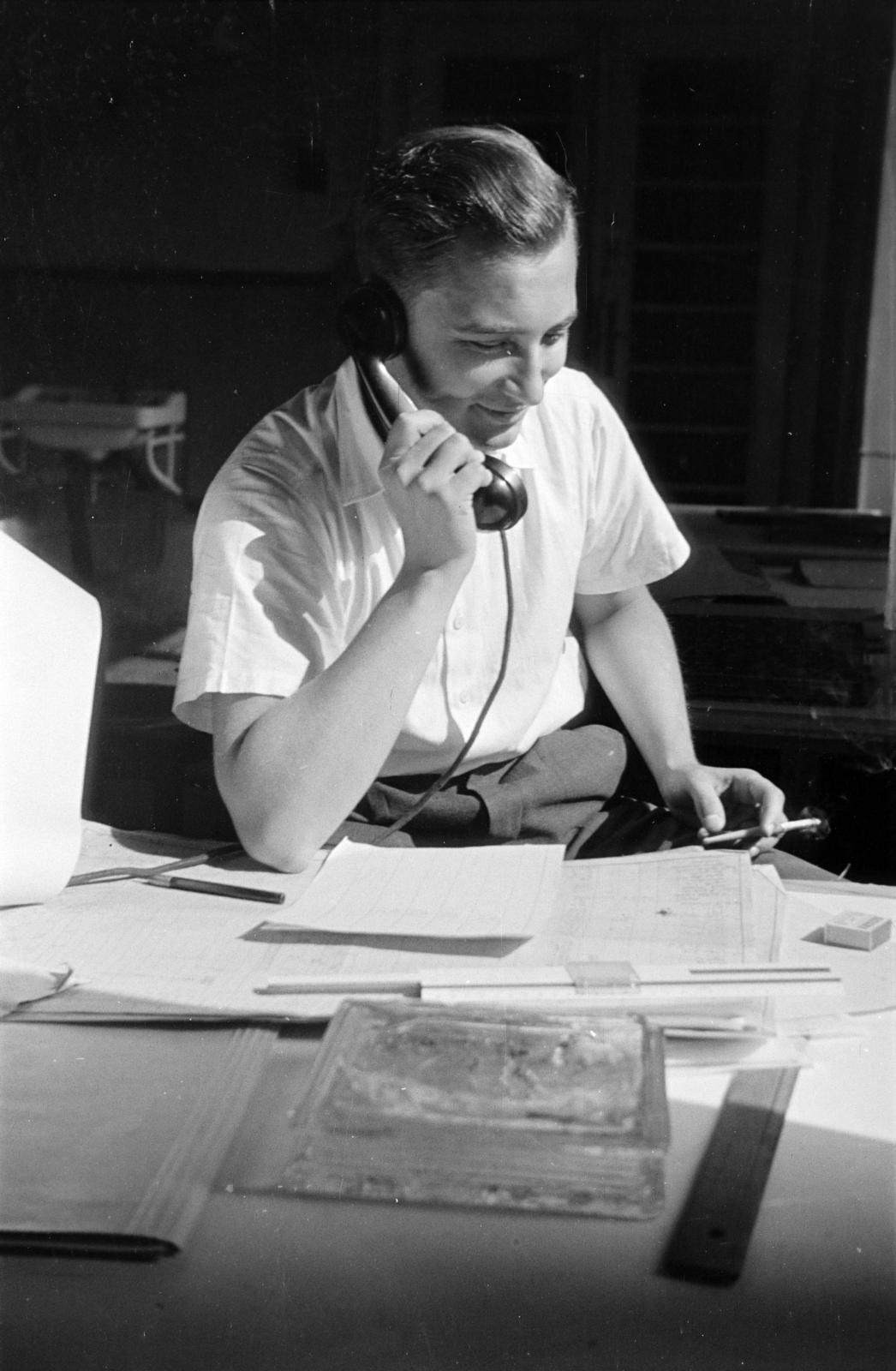 1952, Kárpát Vilmos, smoking, receiver, ashtray, Fortepan #293477