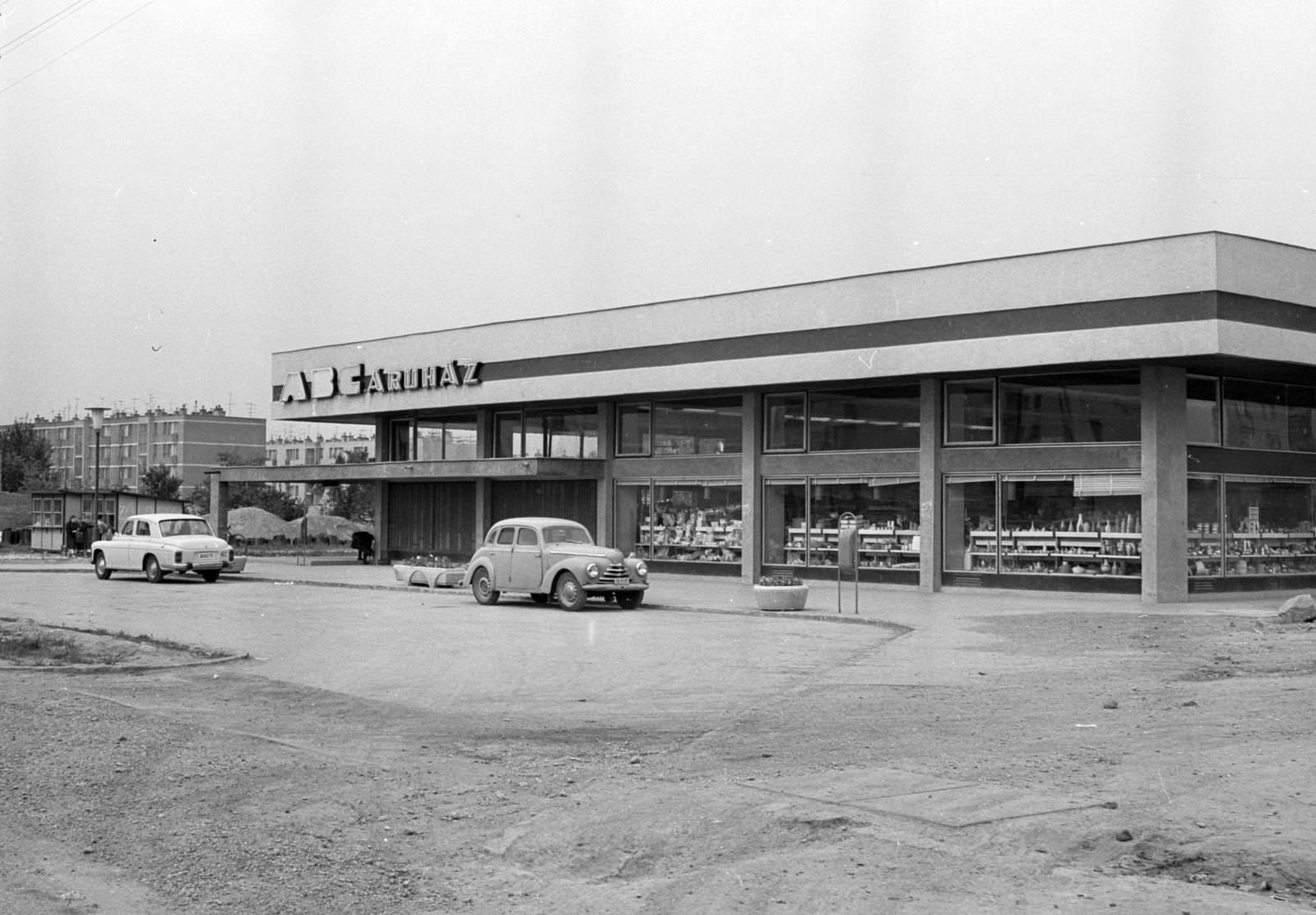 Hungary, Kaposvár, Honvéd utca, ABC Áruház., 1968, Építésügyi Dokumentációs és Információs Központ, VÁTI, trading, Show window, Czechoslovak brand, street view, Skoda-brand, store, automobile, Fortepan #29348