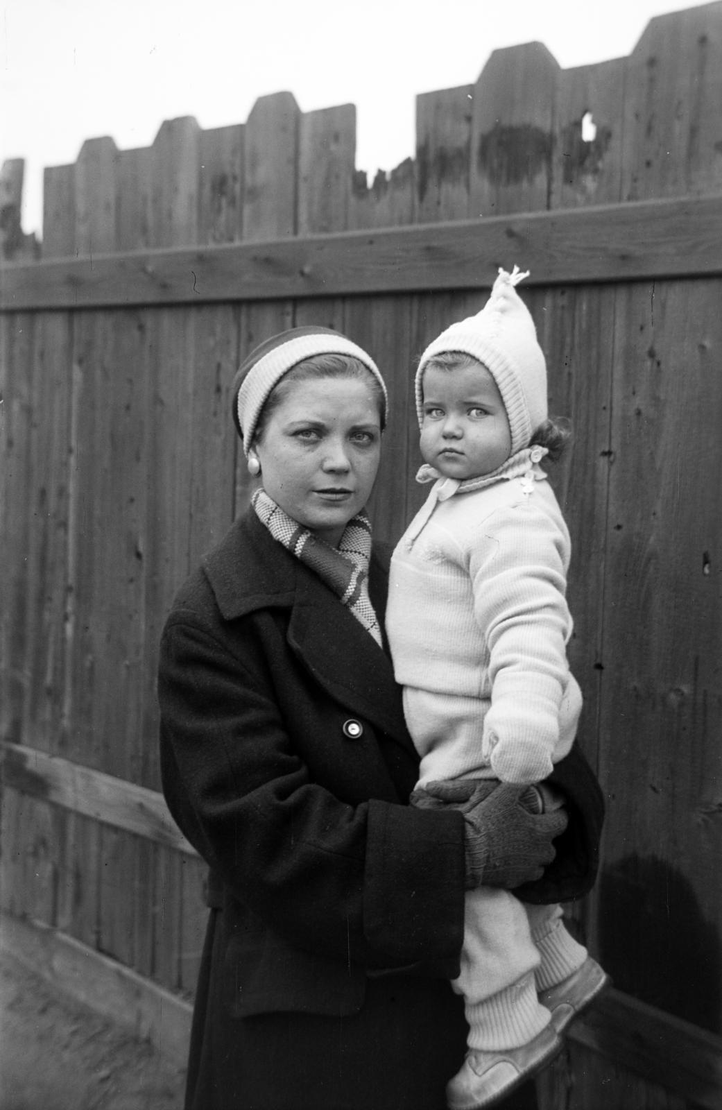 1955, Kárpát Vilmos, Best of, anya, gyermek, léckerítés, Fortepan #293492