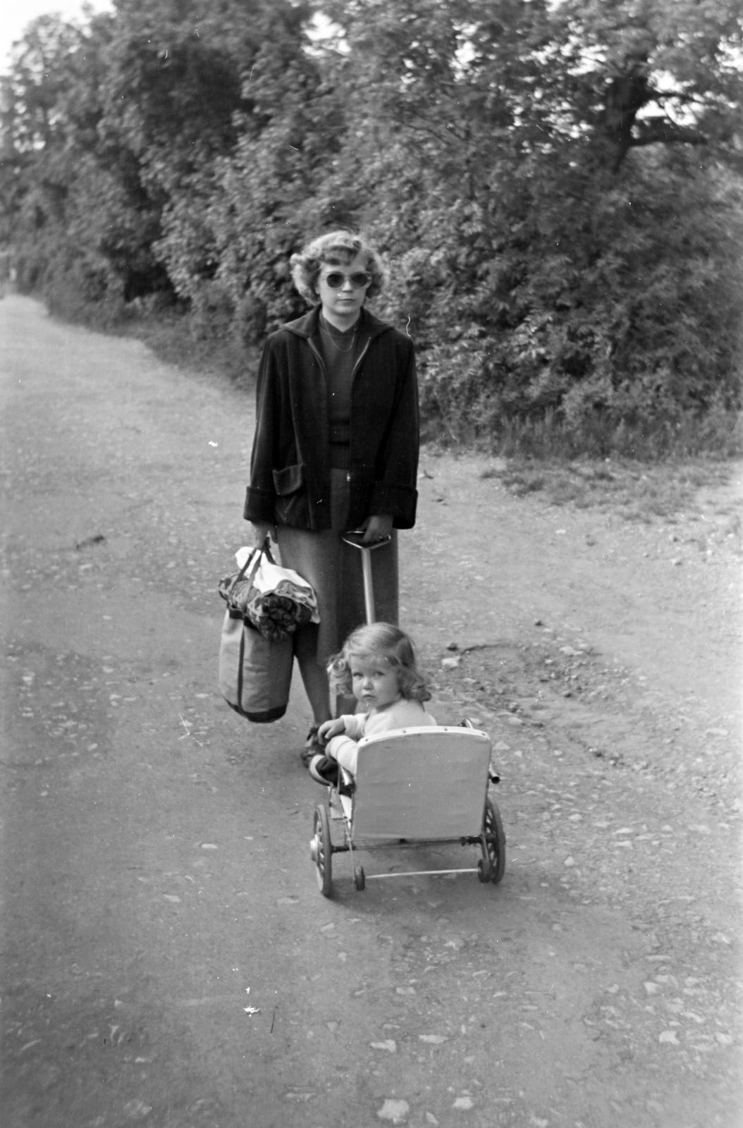 1956, Kárpát Vilmos, baby carriage, girl, mother, Fortepan #293496