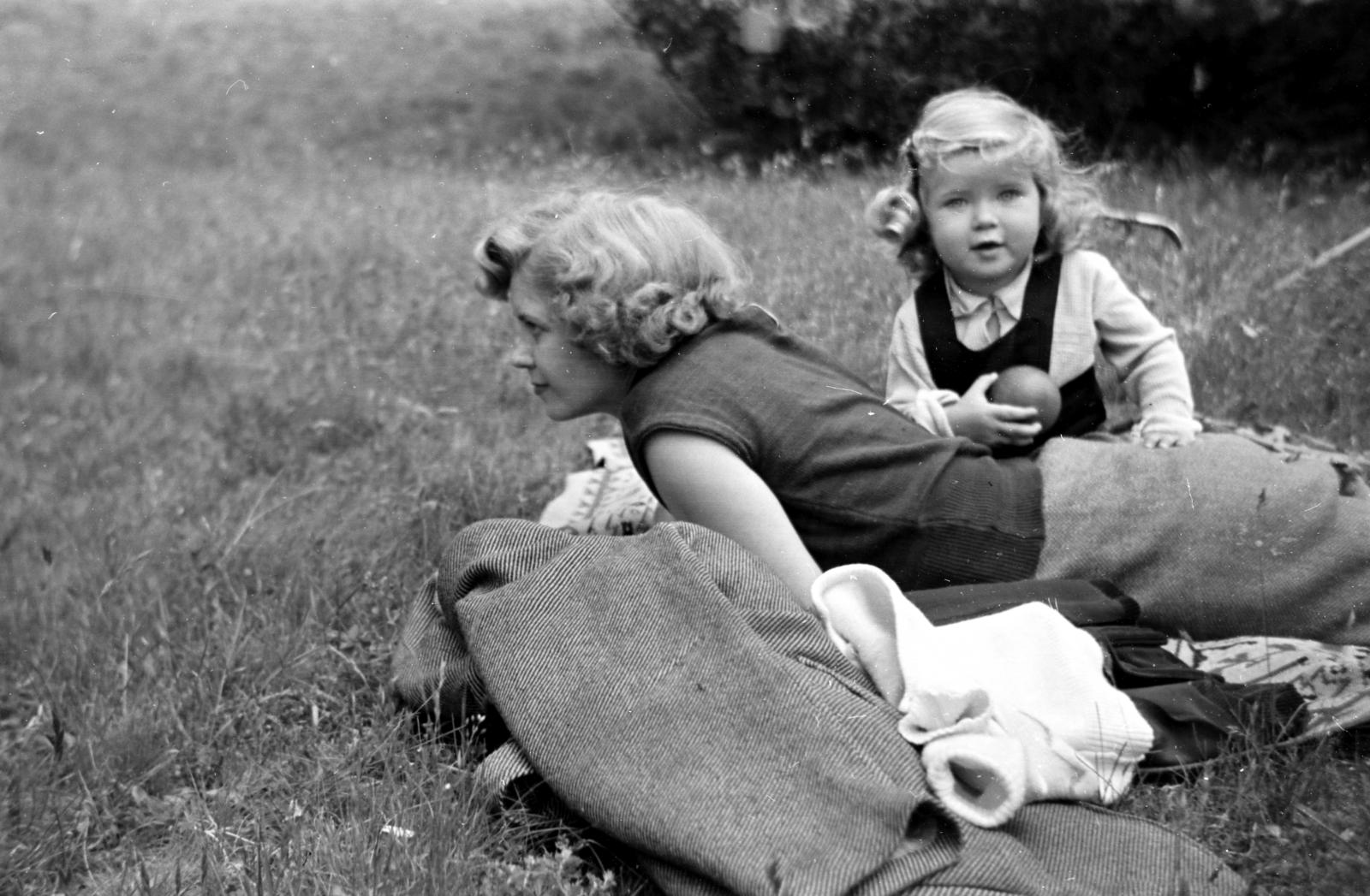 1956, Kárpát Vilmos, pihenés, kislány, anya, Fortepan #293497