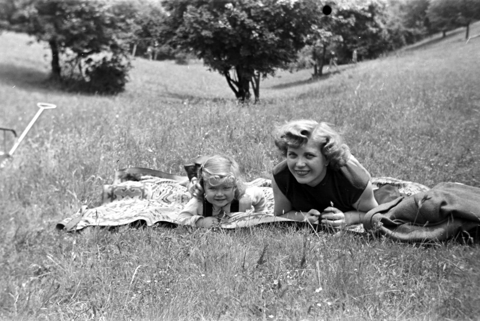 1956, Kárpát Vilmos, meadow, relaxation, girl, mother, Fortepan #293498