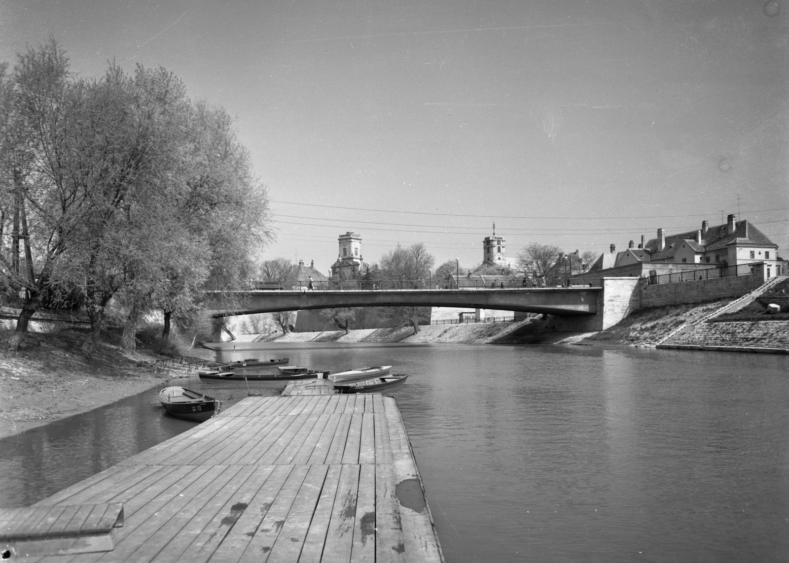 Hungary, Győr, stég a Rába folyón a Radó-sziget mellett, szemben a Kettős híd és háttérben a Püspökvár., 1960, UVATERV, bridge, Fortepan #2935