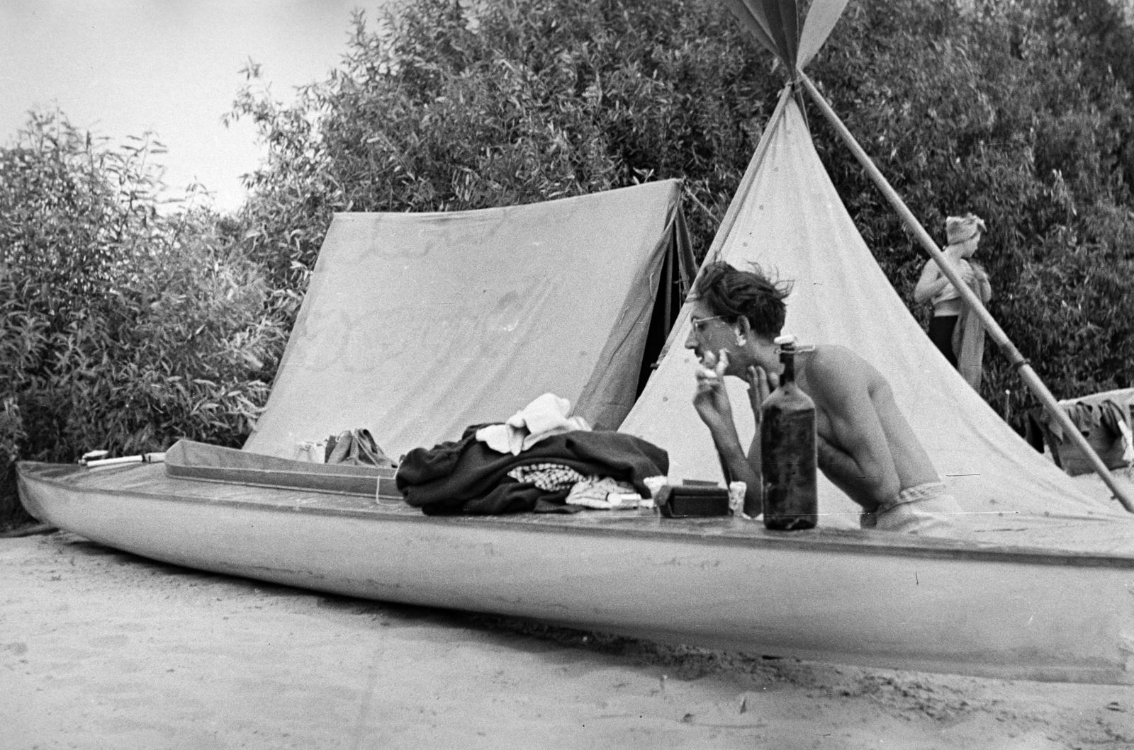 1954, Kárpát Vilmos, shaving, tent, Fortepan #293523