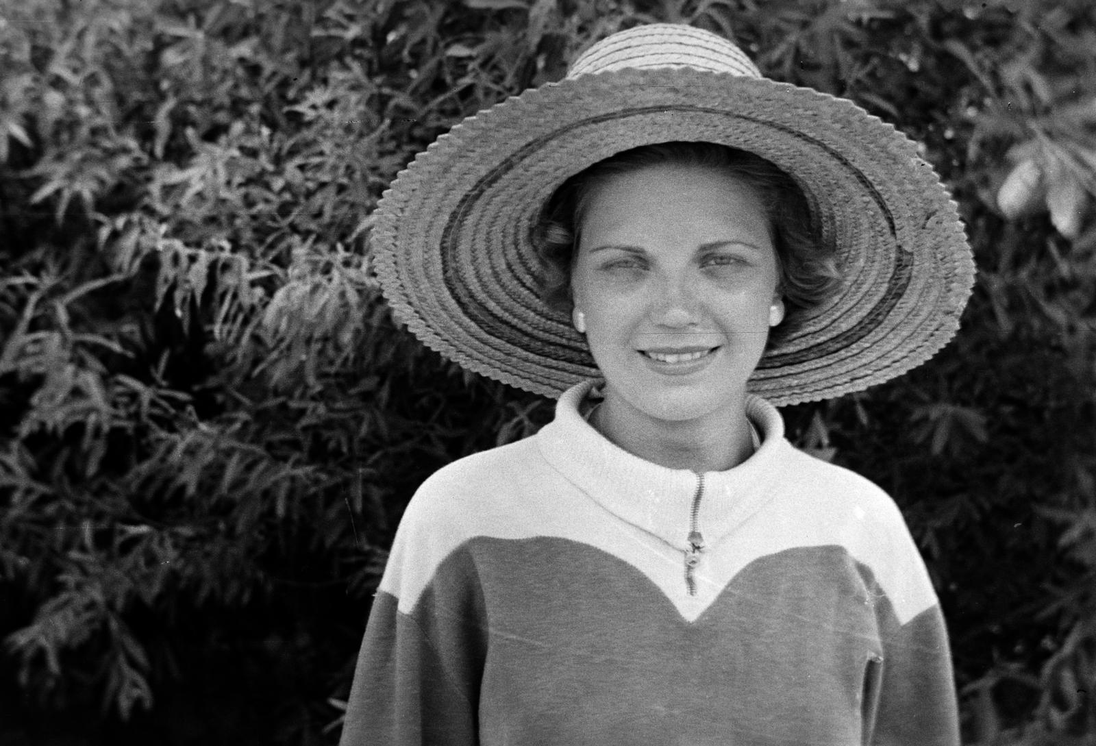 1954, Kárpát Vilmos, portrait, smile, straw hat, woman, Fortepan #293524