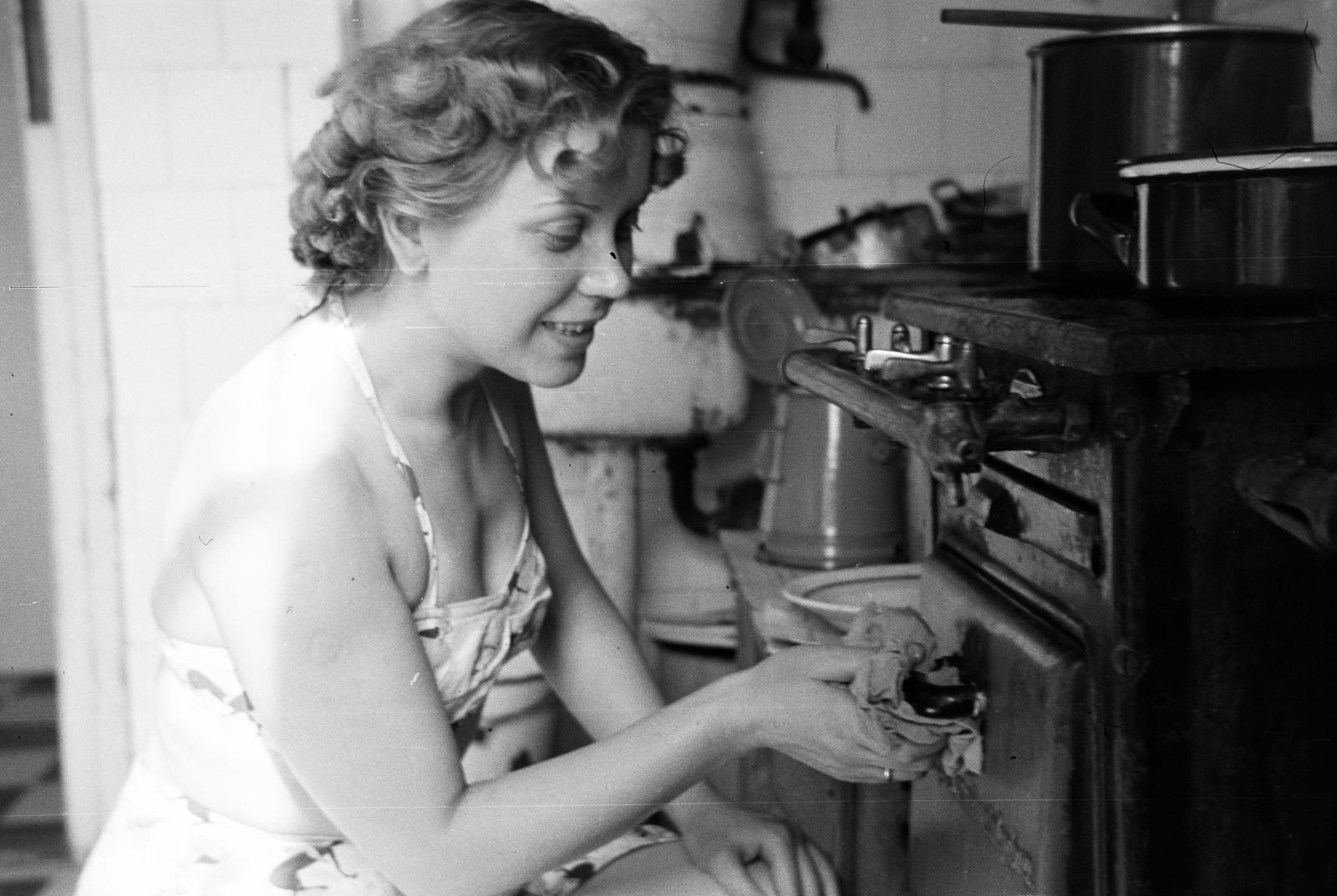 1954, Kárpát Vilmos, kitchen, cooking, hairdo, Fortepan #293525