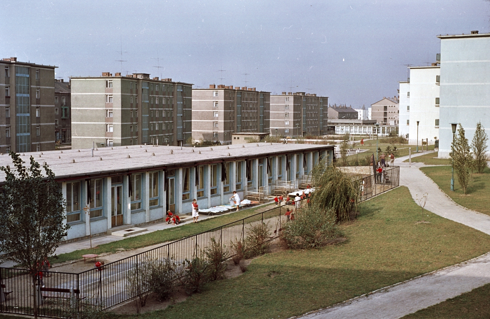 Magyarország, Tatabánya, Újvárosi lakótelep, Kőrösi Csoma Sándor tér, óvoda., 1967, Építésügyi Dokumentációs és Információs Központ, VÁTI, színes, óvoda, Fortepan #29354