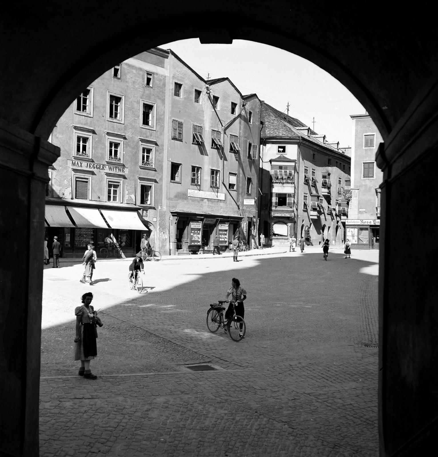 Ausztria, Innsbruck, Oberer Stadtplatz, szemben balra az Arbesgasse, jobbra a Rosengasse saroképülete. Előtérben a Pfarrplatz-hoz vezető átjáró., 1936, Akácos Sándor, Fortepan #293551